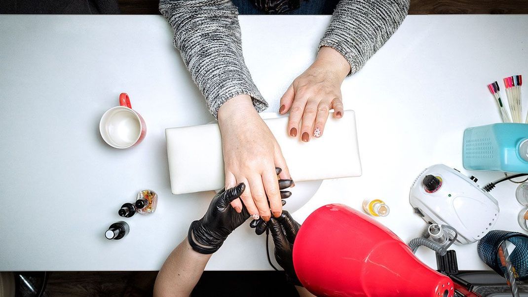 Polygel Nails vom Profi im Studio machen lassen – aber das geht auch zuhause! Worauf du dabei achten solltest, verraten wir dir im Beauty-Artikel.