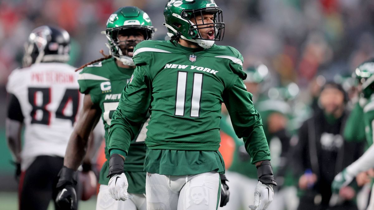 NFL, American Football Herren, USA Atlanta Falcons at New York Jets Dec 3, 2023; East Rutherford, New Jersey, USA; New York Jets linebacker Jermaine Johnson (11) reacts during the fourth quarter ag...