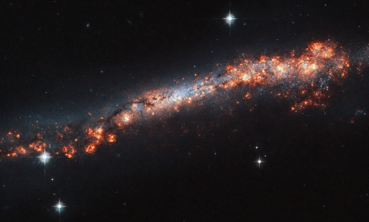 Wie aus Tausendundeine Nacht: Dieses leuchtende Wunder namens “NGC 3432“ ist, wie unsere Milchstraße, eine Spiralgalaxie.   