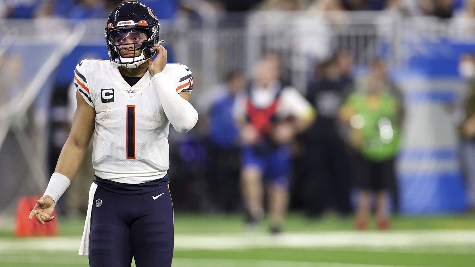 
                <strong>Chicago Bears </strong><br>
                &#x2022; <strong>Name:</strong> Justin Fields<br>&#x2022; <strong>Position:</strong> Quarterback<br>&#x2022; <strong>Stats 2022:</strong> 2.242 Passing Yards, 17 Touchdowns, elf Interceptions, 1.143 Rushing Yards, acht Rushing Touchdowns<br>
              