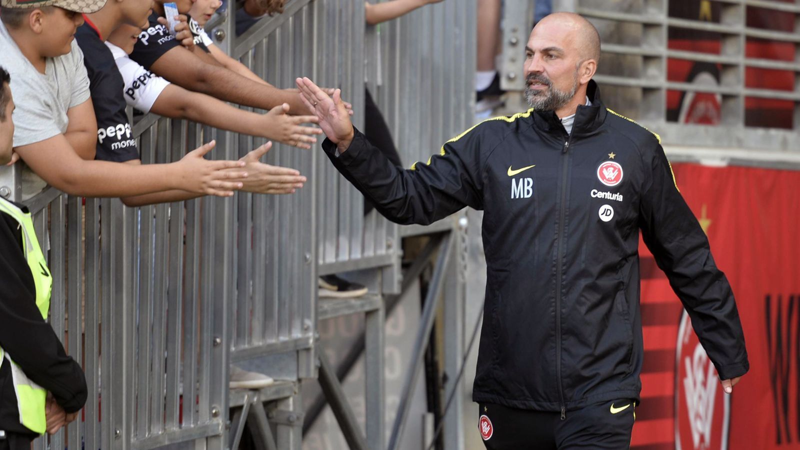 
                <strong>Markus Babbel (Western Sydney Wanderers)</strong><br>
                Trainiert wird Alex Meier künftig und Patrick Ziegler schon jetzt vom früheren deutschen Europameister Markus Babbel. Der 47-Jährige hat sich nach Trainerstationen wie dem FC Luzern, Hoffenheim, Hertha BSC oder dem VfB Stuttgart im Mai 2018 für ein Abenteuer in Australien entschieden. In der Vorsaison landeten Babbel und die Wanderers mit nur sechs Siegen in 27 Spielen auf Platz 8 der A-League. Babbels Vertrag läuft noch bis 2021.
              