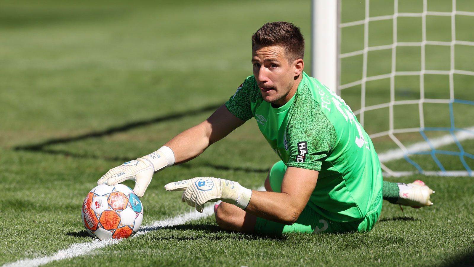 
                <strong>Martin Fraisl</strong><br>
                Vor und während der Saison holten die "Königsblauen" 18 neue Spieler, viele davon kamen als unbeschriebenes Blatt in den Pott. Wie Martin Fraisl. Der Keeper hatte zwar anderthalb Jahre beim SV Sandhausen hinter sich, ansonsten hießen seine Stationen aber Wiener Neustadt, FC Botosani in Rumänien oder ADO Den Haag. Auf Schalke war er als Backup für Fanliebling Ralf Fährmann eingeplant. Zwischenzeitlich musste sich der Österreicher auch hinter seinem Landsmann Martin Langer anstellen. Doch als der sich das Kreuzband riss, schlug plötzlich Fraisls Stunde. Als verlässlicher Rückhalt gab er der schlingernden Mannschaft Stabilität. Zwar blieb die neue Nummer eins nicht immer fehlerfrei, doch Rufe nach einem weiteren Torhüterwechsel wurden nie wirklich laut. Jetzt wird es darum gehen, ob die fruchtbare Zusammenarbeit über den Sommer hinaus fortgesetzt wird.
              