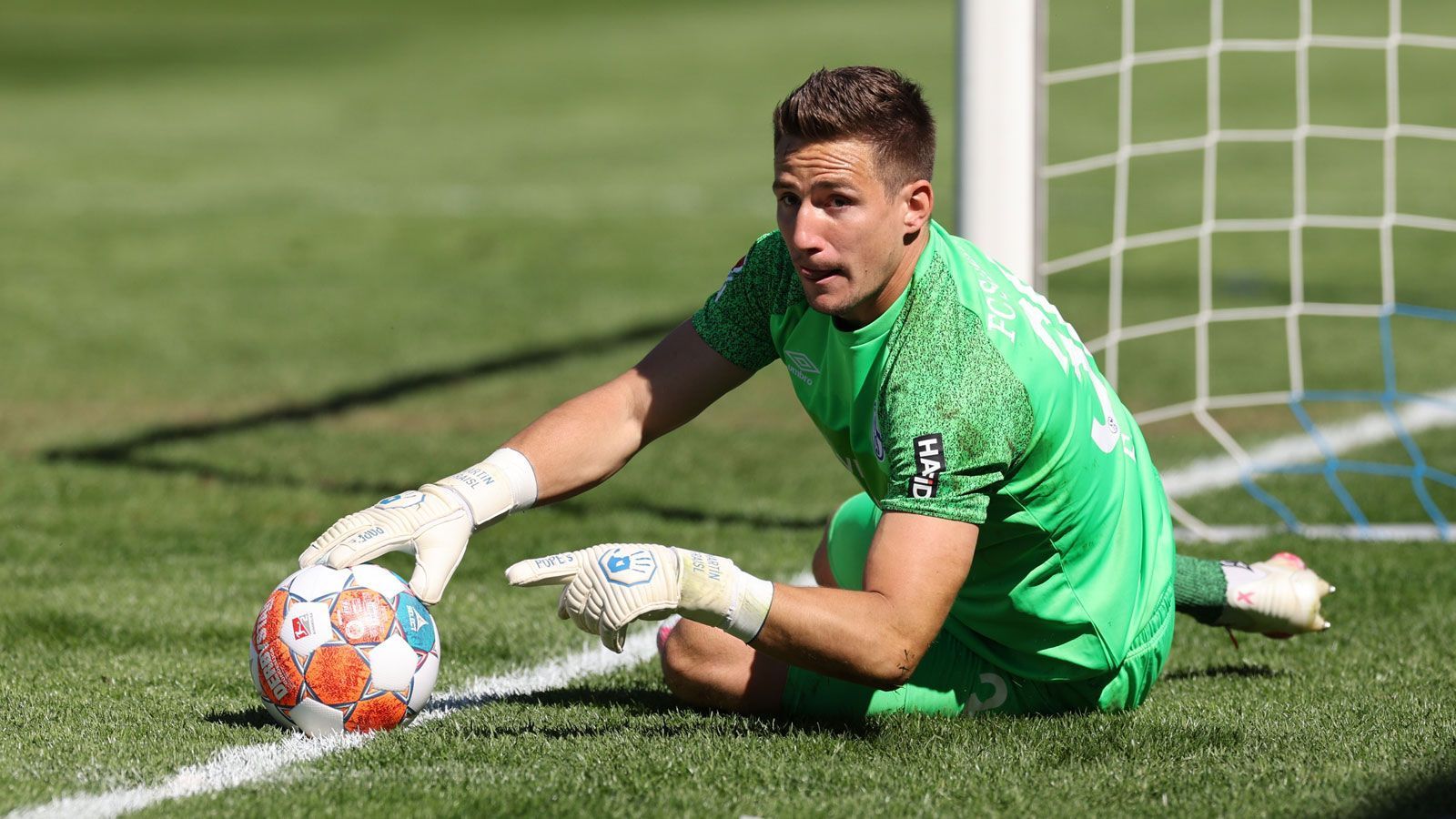 
                <strong>Martin Fraisl</strong><br>
                Vor und während der Saison holten die "Königsblauen" 18 neue Spieler, viele davon kamen als unbeschriebenes Blatt in den Pott. Wie Martin Fraisl. Der Keeper hatte zwar anderthalb Jahre beim SV Sandhausen hinter sich, ansonsten hießen seine Stationen aber Wiener Neustadt, FC Botosani in Rumänien oder ADO Den Haag. Auf Schalke war er als Backup für Fanliebling Ralf Fährmann eingeplant. Zwischenzeitlich musste sich der Österreicher auch hinter seinem Landsmann Martin Langer anstellen. Doch als der sich das Kreuzband riss, schlug plötzlich Fraisls Stunde. Als verlässlicher Rückhalt gab er der schlingernden Mannschaft Stabilität. Zwar blieb die neue Nummer eins nicht immer fehlerfrei, doch Rufe nach einem weiteren Torhüterwechsel wurden nie wirklich laut. Jetzt wird es darum gehen, ob die fruchtbare Zusammenarbeit über den Sommer hinaus fortgesetzt wird.
              