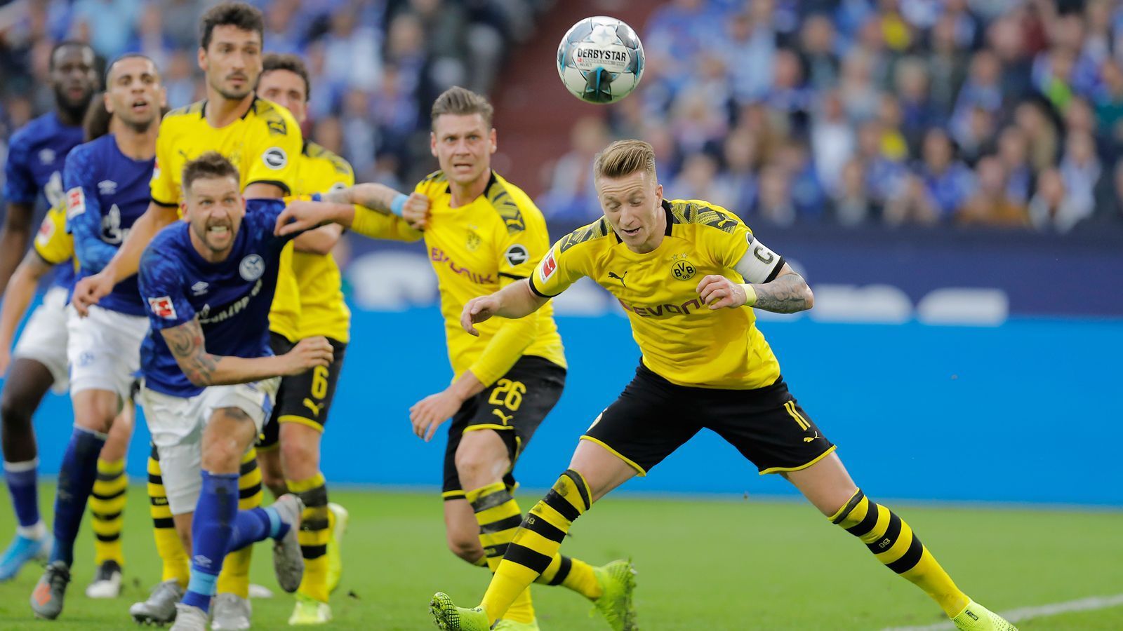 
                <strong>Marco Reus (Borussia Dortmund)</strong><br>
                Anfangs noch an ein paar Angriffen beteiligt, taucht er mehr und mehr ab, ist später fast gar nicht mehr zu sehen. Kann dem BVB-Spiel seinen Stempel nicht aufdrücken. Auch in der zweiten Halbzeit nicht. Enttäuschender Auftritt. ran.de-Note: 5
              
