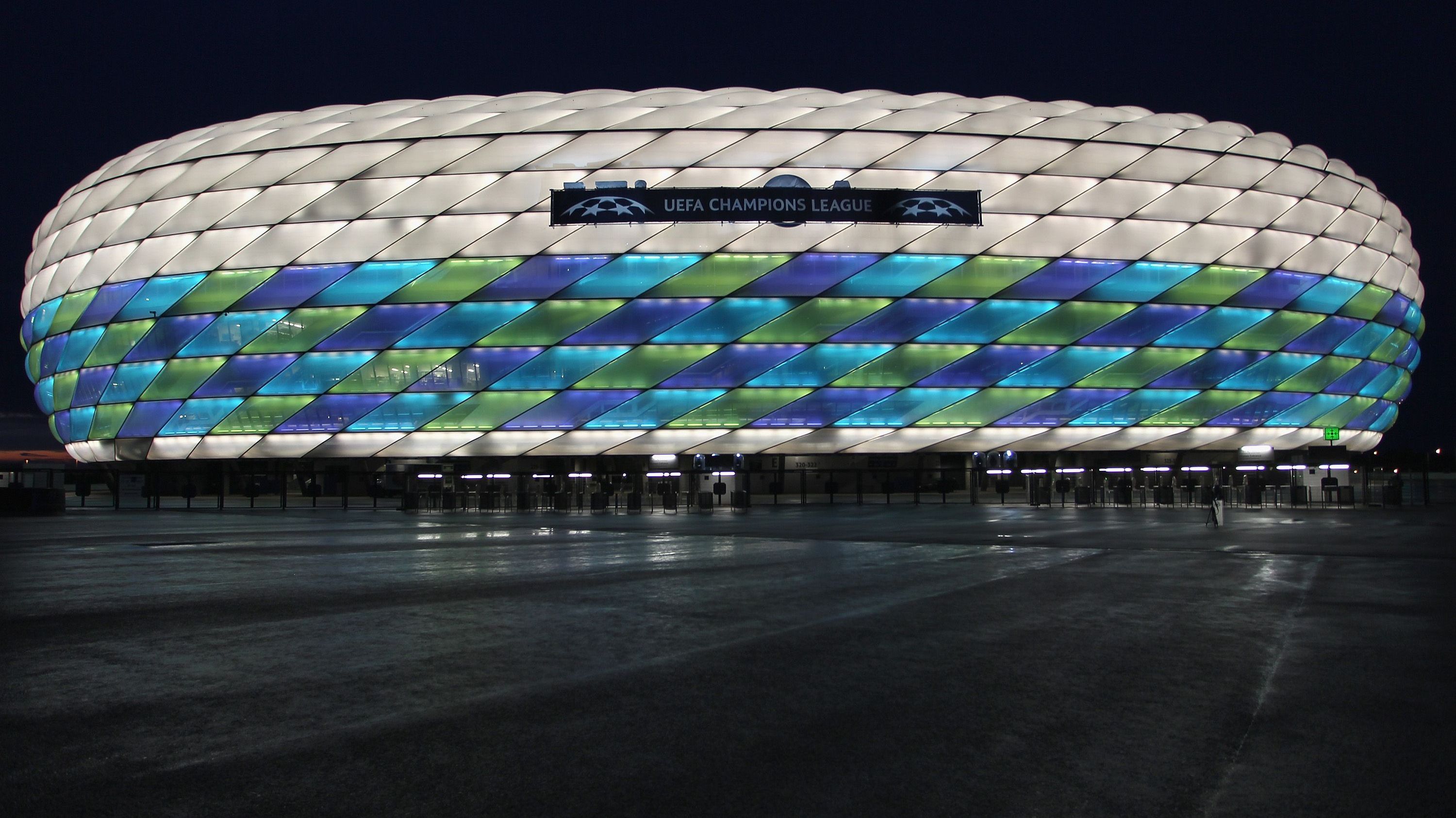 <strong>UEFA-Look beim "Finale dahoam"</strong><br>Passend zum Champions-League-Finale 2012 erstrahlte die Allianz Arena im Look der UEFA. Doch den Münchner Bayern blieb dieser Tag nicht gut in Erinnerung. Das "Finale dahoam" ging gegen den FC Chelsea im Elfmeterschießen verloren.