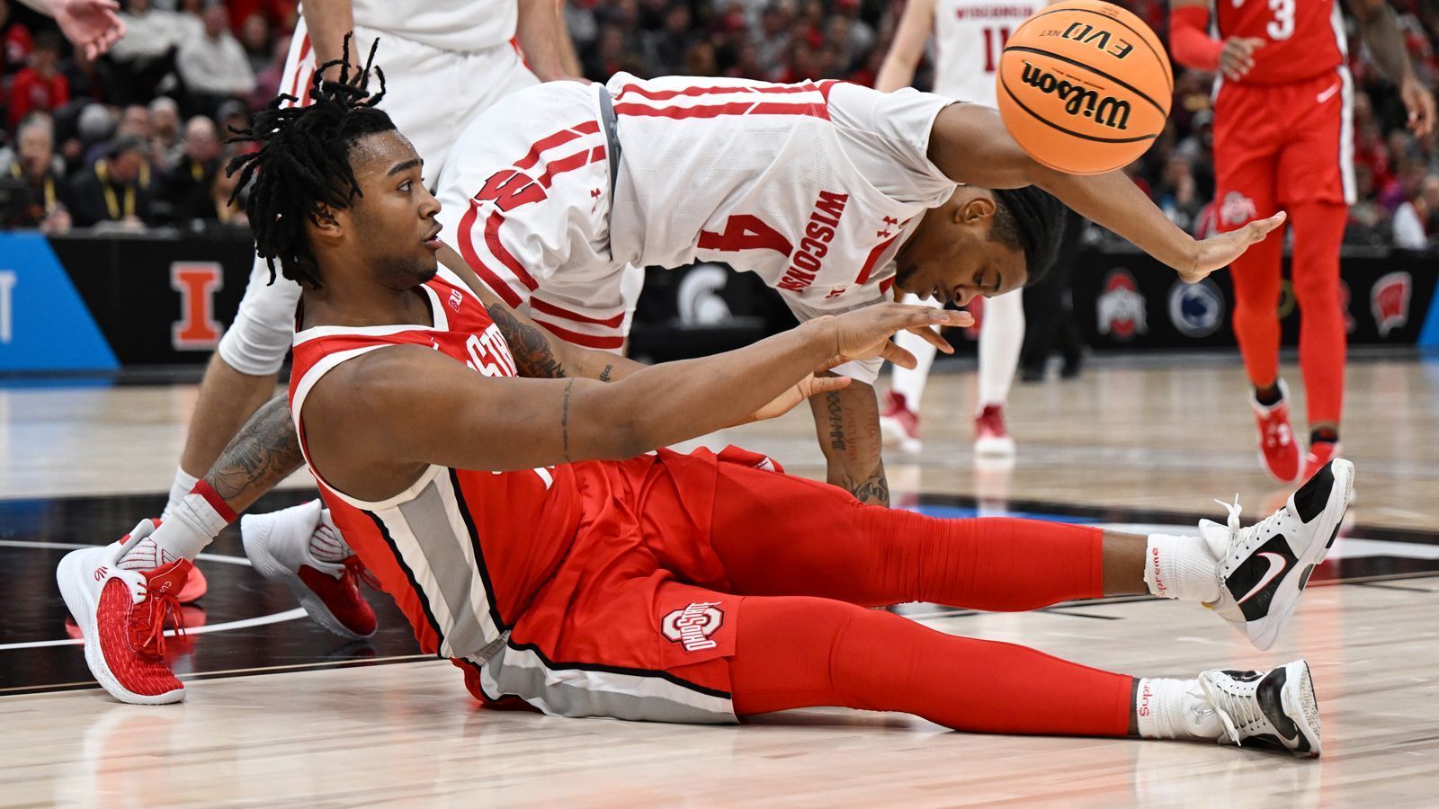 
                <strong>18. Pick: MIAMI HEAT Brice Sensabaugh (Forward, Ohio State, 30. Oktober 2003) </strong><br>
                Stats 22/23: 16,3 Punkte, 5,4 Rebounds, 1,2 Assists, Quoten: 48/41/83 (33 Spiele)Gut möglich, dass die Heat diesen Pick nicht behalten. Oder, dass wir uns hier mit Sensabaugh zu weit aus dem Fenster lehnen, der bei ESPN beispielsweise erst Anfang der zweiten Runde gepickt wird. Allerdings befinden wir uns langsam ohnehin in einer Range, in dem die Meinungen sehr weit auseinandergehen und in dem vor allem Wings in Frage kommen. Sensabaugh könnte einer sein, der nach Miami passt – er ist ein exzellenter Werfer, der sich selbst schwere Würfe erarbeiten und auch mal Bully-Ball spielen kann. Sein Körper ist bereit für die NBA, potenziell könnte er vor allem mit Bam Adebayo als Screener eine gute Kombination darstellen. Defense muss er noch viel lernen, aber die Heat haben auch schon mit schwächeren Individualverteidigern gewisse Erfolge erzielt.
              