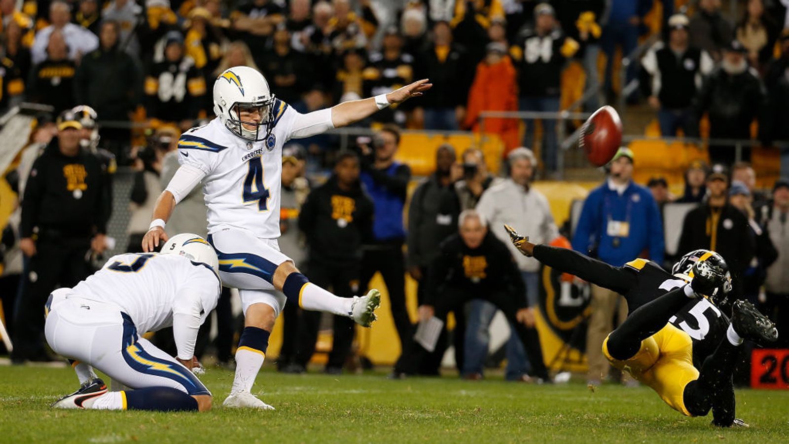 
                <strong>Verlierer: Special Teams der Pittsburgh Steelers </strong><br>
                Die Special Teams der Pittsburgh Steelers mutierten zur Lachnummer von Week 13. Mike Badgley, der Kicker der Los Angeles Chargers, trat drei Sekunden vor Spielende zum entscheidenden Field Goal an und verschoss. Aufgrund eines Offsides der Defense bekamen die Chargers dann aber eine neue Chance. Diesmal wurde der Schuss geblockt - doch wieder wurde eine Flagge geworfen, wieder hatten die Steelers Offside begangen. Nachdem die Chargers aufgrund der beiden Regelverstöße zehn Yards näher rücken durften, traf Badgley im dritten Versuch zum Endstand von 33:30. Selten war eine Niederlage so selbstverschuldet wie in diesem Fall.
              