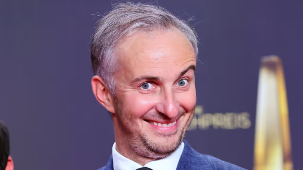 Jan Böhmermann holt sich mit Indie-Pop-Band Blond Frauenpower zu sich ins Studio