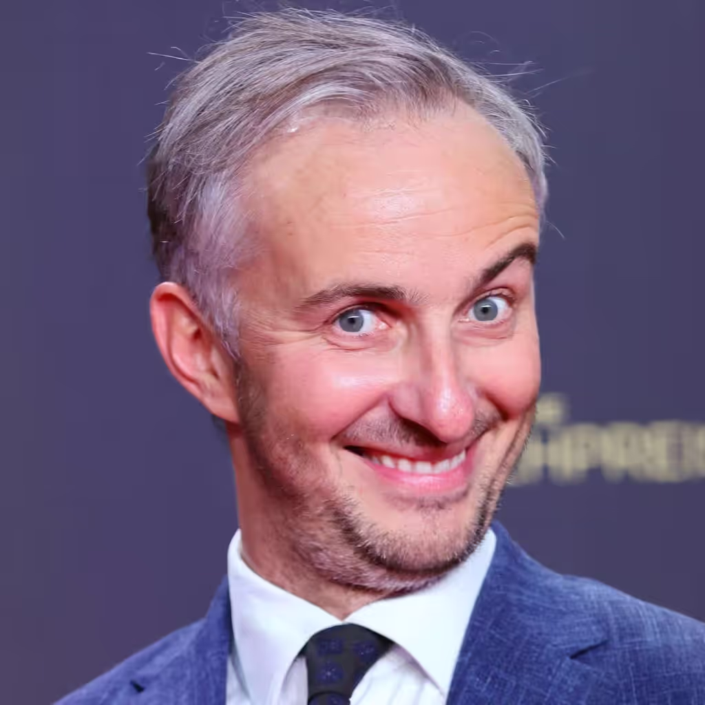 Jan Böhmermann holt sich mit Indie-Pop-Band Blond Frauenpower zu sich ins Studio