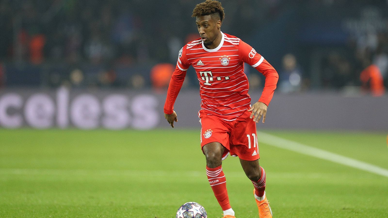 
                <strong>Kingsley Coman (FC Bayern München)</strong><br>
                Versucht viel und entwickelt folgerichtig von allen Bayern-Spielern auch den größten Zug zum Tor. Agiert in Halbzeit eins aber oft zu überhastet. Wird durch seinen sehenswerten Treffer zum 1:0 wieder zum Schreckgespenst für PSG, verzichtet gegen seinen Ex-Klub aber auf ausschweifenden Jubel. Muss 15 Minuten vor Schlusspfiff angeschlagen vom Platz. ran-Note: 2
              