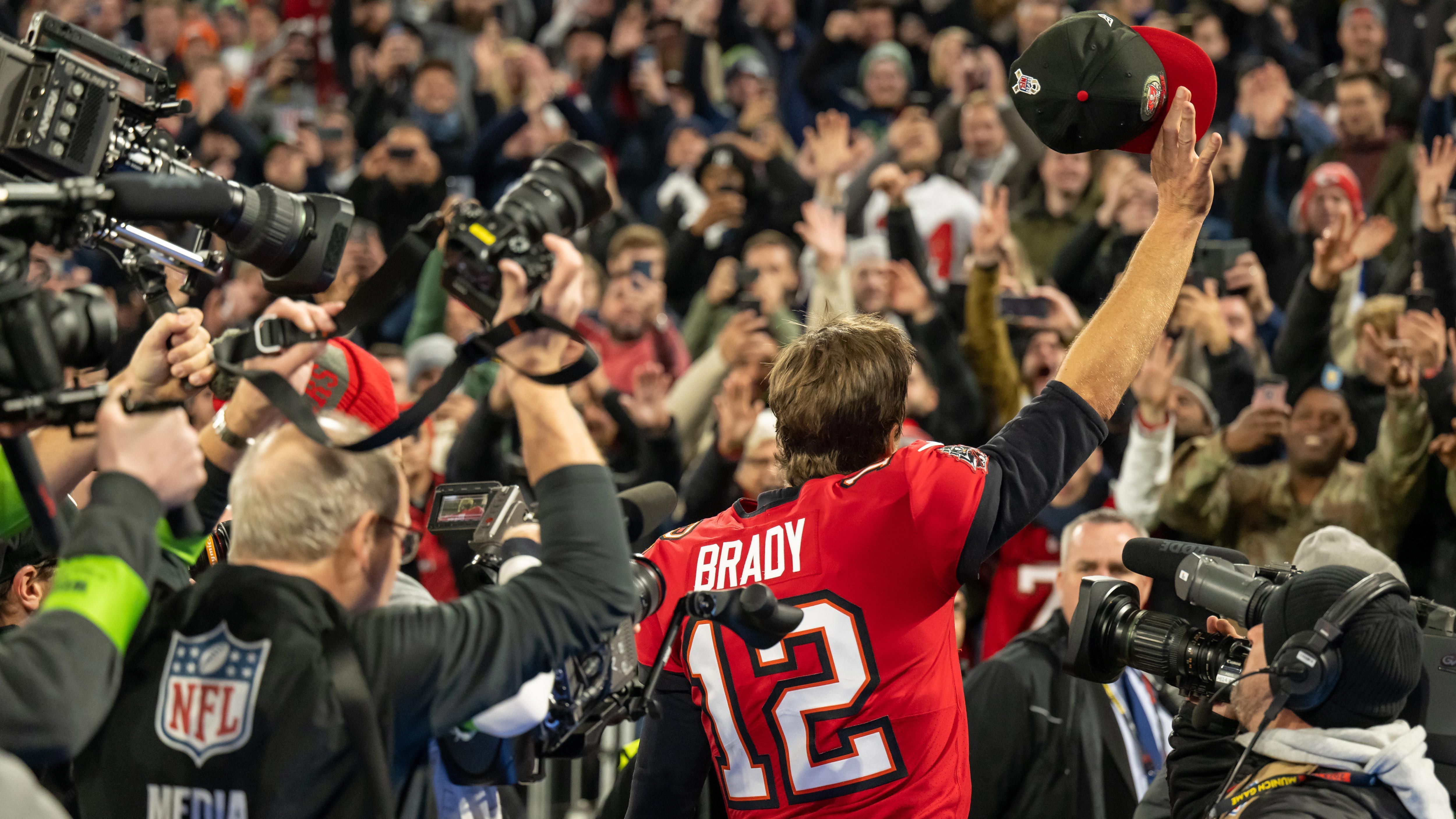 
                <strong>Gewinner: Munich Game</strong><br>
                Nicht nur Star-Quarterback Tom Brady zog nach dem ersten NFL-Spiel auf deutschem Boden in der Münchner Allianz Arena zwischen den Tampa Bay Buccaneers und den Seattle Seahawks den Hut vor den deutschen Fans. Auch weitere Spieler, Experten, Moderatoren und US-amerikanische Fans waren begeistert und forderten teilweise umgehend, dass weitere NFL-Spiele und mit ein wenig Ironie sogar der Super Bowl künftig in Deutschland ausgetragen werden sollen. Es war ein wahres Football-Fest!
              