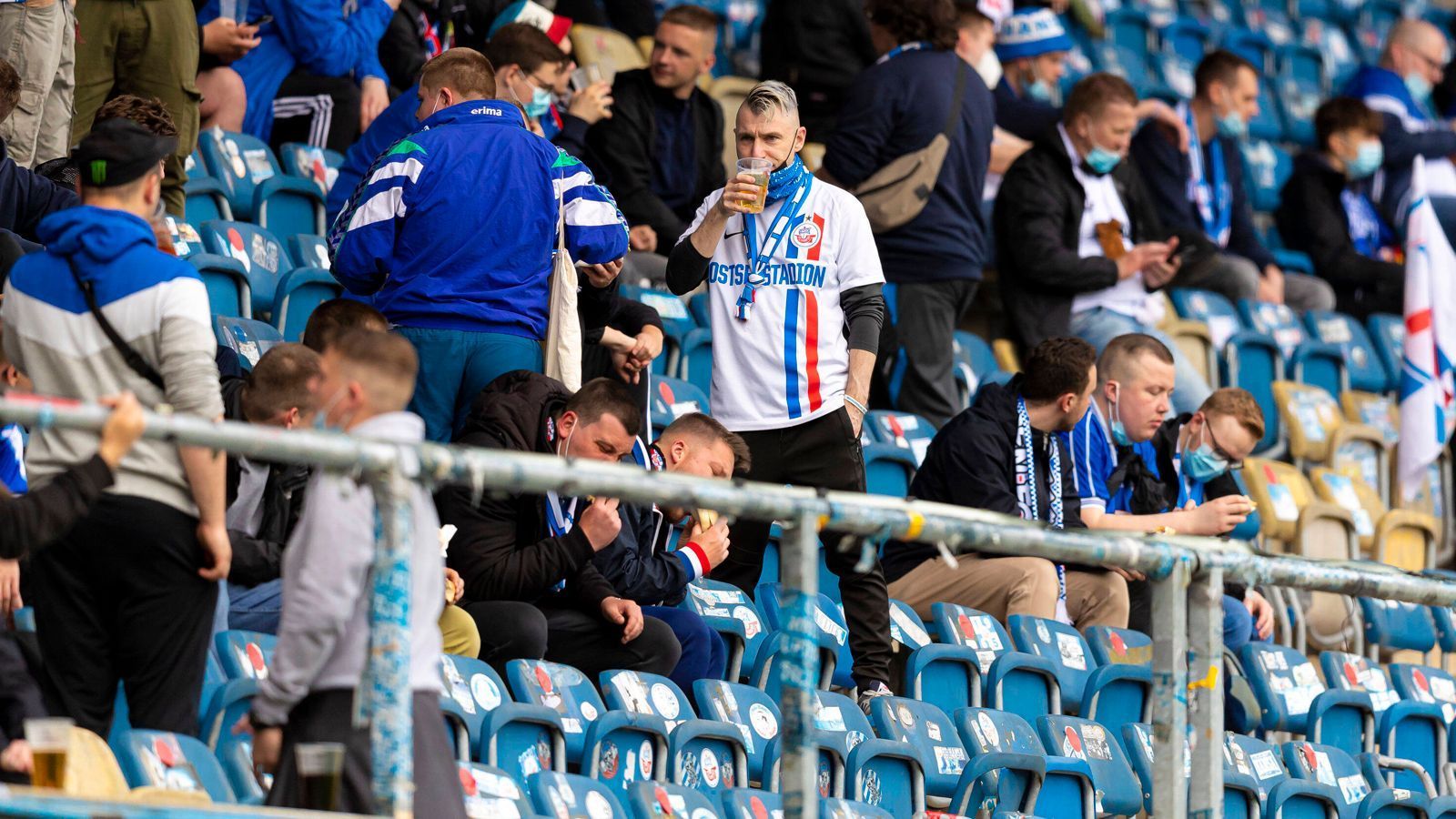 
                <strong>Fans im Ostseestadion</strong><br>
                Beim Spiel von Hansa Rostock sind 7.500 Fans zugelassen, dazu kommen die Fans vor dem Stadion.
              