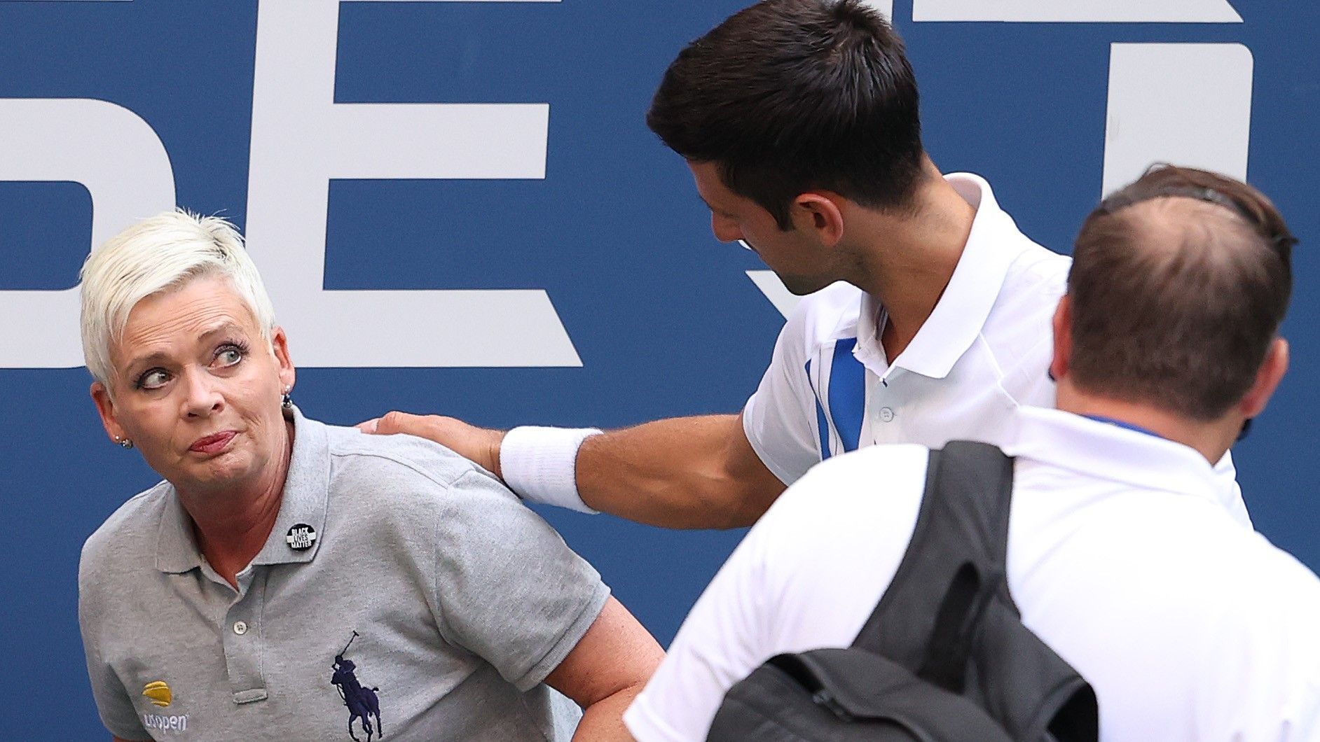 
                <strong>Djokovic und die Linienrichterin</strong><br>
                Nur einen wirklich bösen Fauxpas leistet sich Djokovic auf dem Tennisplatz. Bei den US Open 2020 wurde er in der vierten Runde disqualifiziert. Aus Frust hatte er einen Ball nach hinten geschlagen und versehentlich eine Linienrichterin getroffen. All die Entschuldigungen halfen nichts gegen seinen Rauswurf.
              