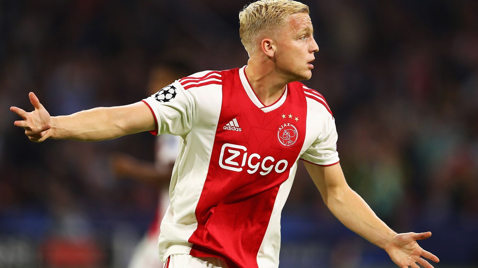 
                <strong>Donny van de Beek</strong><br>
                Donny van de Beek wurde ebenfalls in der Jugendakademie von Ajax Amsterdam ausgebildet und spielt bis heute beim Hauptstadtklub. Nachdem er fast alle U-Nationalmannschaften durchlaufen hat, spielte er im November 2017 erstmals für die A-Mannschaft. Inzwischen hat der Mittelfeldspieler vier Länderspiele absolviert. 
              