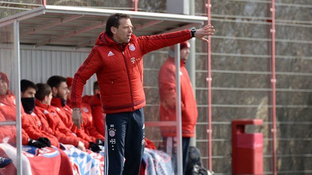 
                <strong>U19</strong><br>
                U19 - Bundesliga Süd/Südwest, 5. Tabellenplatz, Saisonziel: Qualifikation zur Deutschen Meisterschaft, dt. U-Nationalspieler: 0. Auch für die U19 der Bayern von Trainer Holger Seitz läuft es nicht nach Plan. Der Anspruch, sich für die Endrunde der Deutschen Meisterschaft zu qualifizieren, scheint derzeit zu hoch, denn: Auf Tabellenführer und Stadtrivale 1860 München beträgt der Rückstand 25 Punkte! In der UEFA Youth League schied man sang und klanglos aus. Gegen Arsenal, Zagreb und Olympiakos holten die jungen Bayern nur einen Punkt.
              