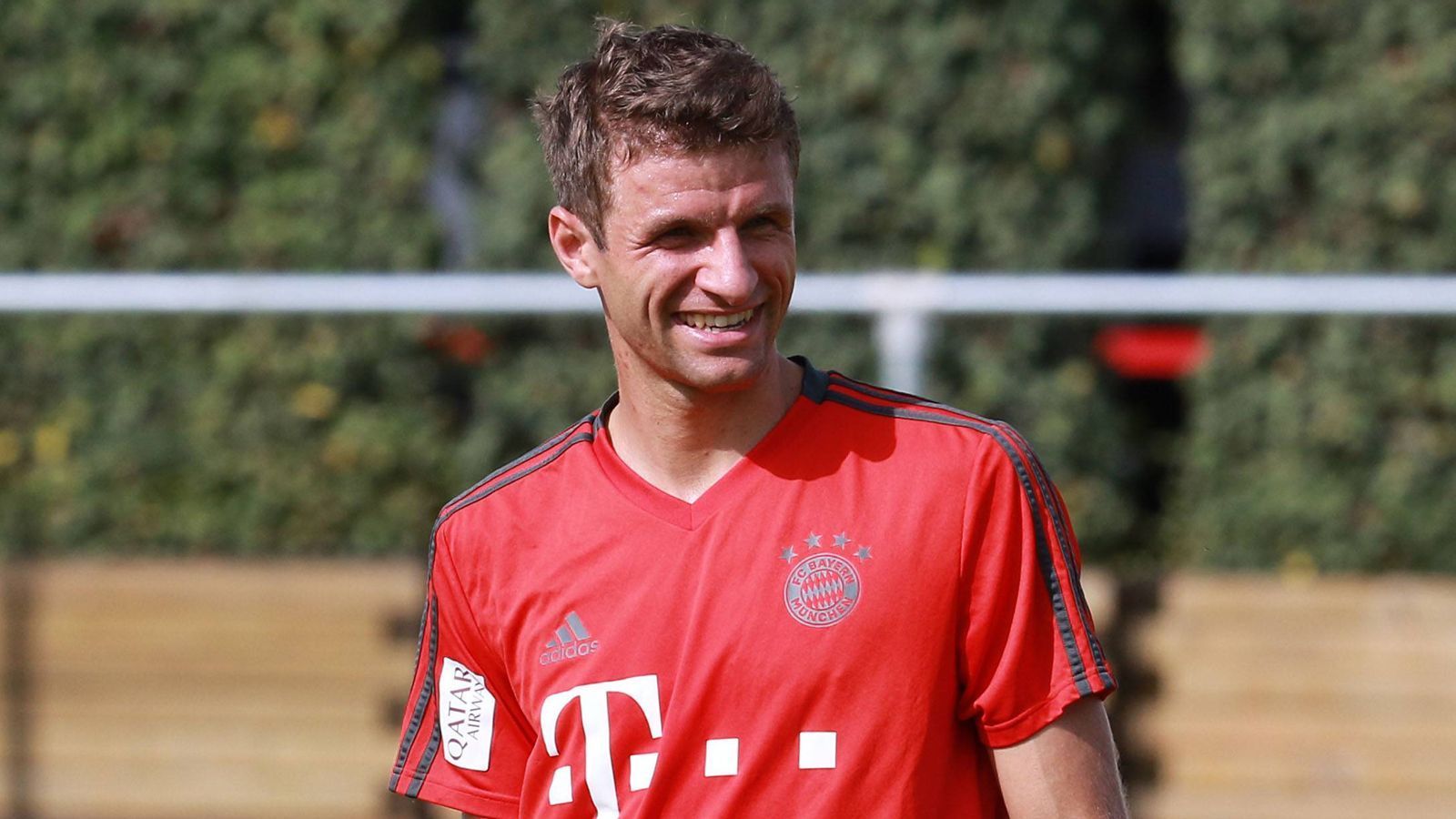 
                <strong>Thomas Müller</strong><br>
                Angeführt wird die kleine Trainingsgruppe des FC Bayern von Vize-Kapitän Thomas Müller. Ohne Länderspiel-Stress ist der ehemalige Nationalspieler ausgeruht und bereit für den Start der Vorbereitung beim FC Bayern.
              
