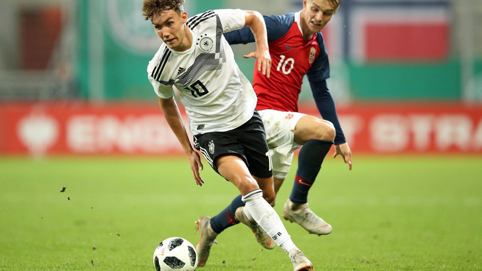 
                <strong>Luca Waldschmidt (22) - Stürmer - SC Freiburg </strong><br>
                Seit der Saison 2018/19 geht Waldschmidt für den SC Freiburg auf Torejagd. Der Mittelstürmer könnte auch bald schon für die A-Nationalmannschaft ein Thema sein. Die Konkurrenz ist auf der Position derzeit ja nicht allzu groß. Bei der U21 steht verbuchte Waldschmidt ein Tor in fünf Spielen. In der Bundesliga kommt er in bislang 56 Spielen auf acht Scorerpunkte.
              