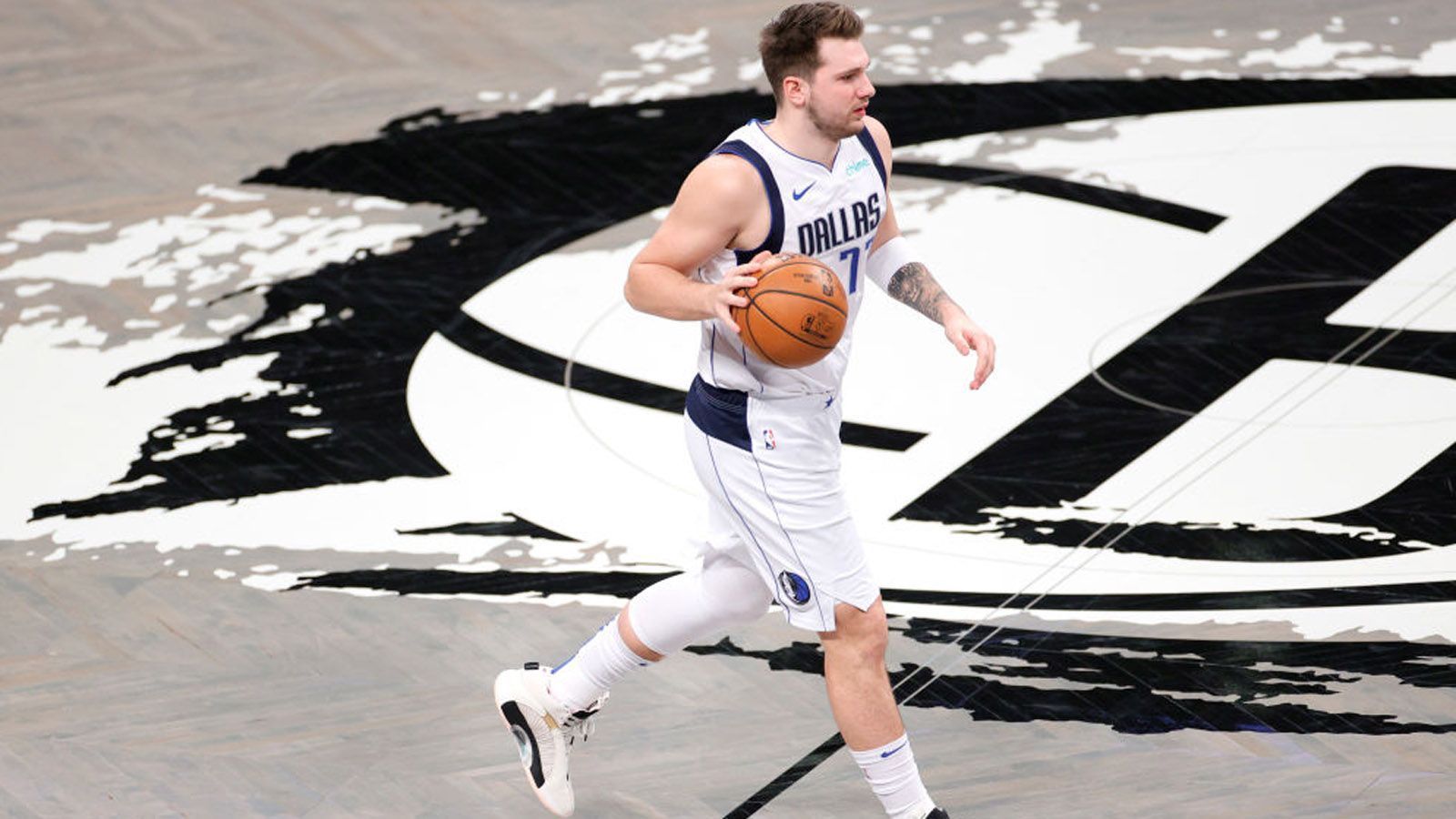 
                <strong>Luka Doncic: Seine Rekorde und Meilensteine mit 22 Jahren</strong><br>
                Die Schallmauer von 4.000 Punkten, 1.000 Assists und 1.000 Rebounds hat er ebenfalls bereits durchbrochen. Vor ihm schaffte das nur LeBron James zu einem so frühen Zeitpunkt. Bemerkenswert: Mit 419 verwandelten Dreiern ist Doncic zudem der erfolgreichste Dreierschütze aller Spieler bis zum 22. Geburtstag. 
              