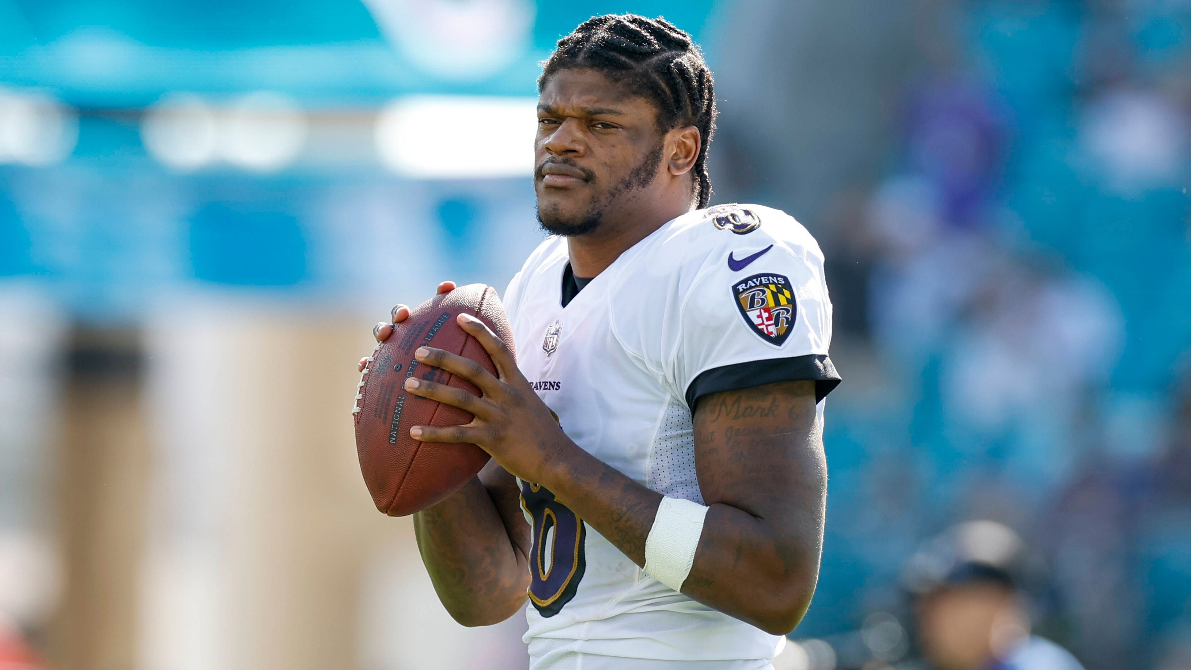 
                <strong>Baltimore Ravens - Lamar Jackson</strong><br>
                Die Situation bei Lamar Jackson beherrschte lange Zeit die Schlagzeilen, schließlich einigten sich die Baltimore Ravens und der Quarterback auf einen Mega-Vertrag. Ende April unterschrieb Jackson einen Fünfjahresvertrag mit einem Gesamtvolumen von 260 Millionen Dollar, darin sind 185 Millionen Dollar an Garantien enthalten. Zuvor hatte der 26-Jährige öffentlich erklärt, einen Trade gefordert zu haben, ehe ihn die Ravens mit dem Non-Exclusive Franchise Tag belegten.
              