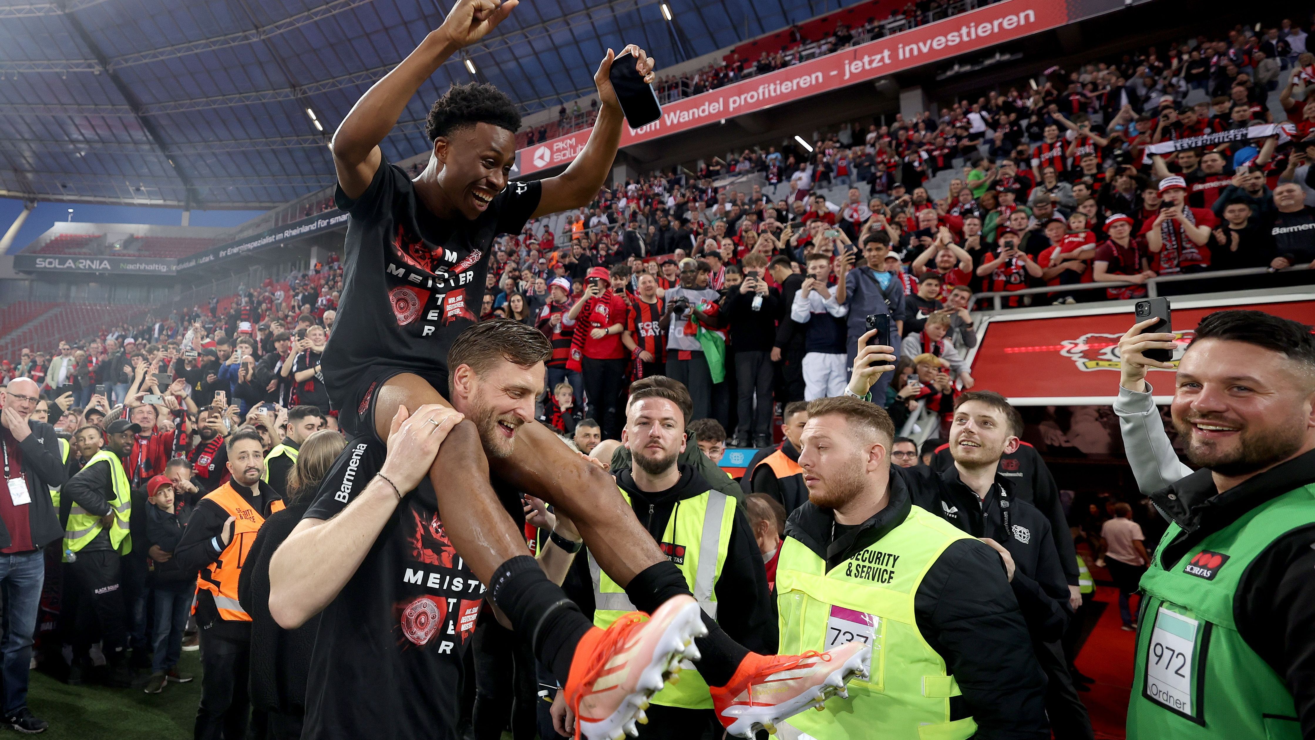 <strong>Bayer Leverkusen (Deutschland)</strong><br>... ist für Nathan Tella und Co. sogar noch das Triple möglich. Im Finale des DFB-Pokals wartet mit dem 1. FC Kaiserslautern ein Abstiegskandidat aus der 2. Bundesliga und im Halbfinale der Europa League bekommt es Bayer wie im Vorjahr mit der AS Rom zu tun.