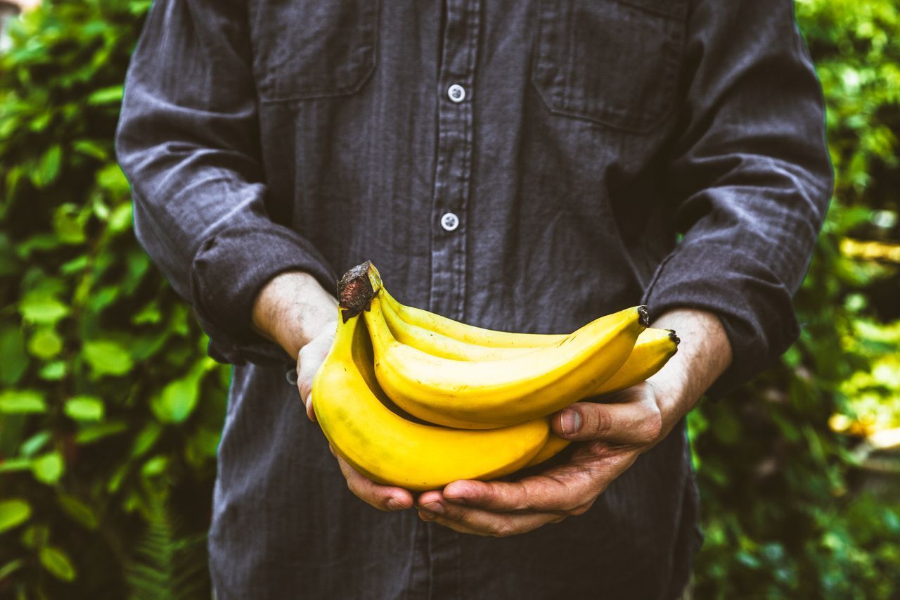 Den Strunk einer Banane luftdicht in Folie einpacken. Die Folie verhindert das Austreten des Gases Ethen und den Alterungsprozess.