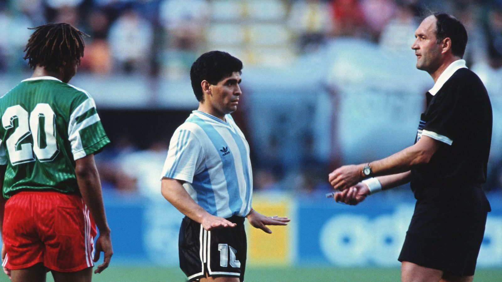 
                <strong>1990: Argentinien – Kamerun 0:1</strong><br>
                Argentinien und WM-Eröffnungsspiele: Das ist keine Erfolgsgeschichte. Schon 1982 verliert der amtierende Weltmeister seine erste Partie gegen Belgien mit 0:1. Acht Jahre später machen es Maradona und Co. nicht besser. Zur Eröffnung der WM 1990 in Italien verlieren die Südamerikaner erneut - diesmal gegen Kamerun. Und das sogar in Überzahl, denn erst wird der Kameruner Andre Kaner-Biyik nach einer Stunde vom Platz gestellt und dann auch noch kurz vor Schluss sein Teamkollege Benjamin Massing. Argentinien kann die Überzahl nicht nutzen.
              
