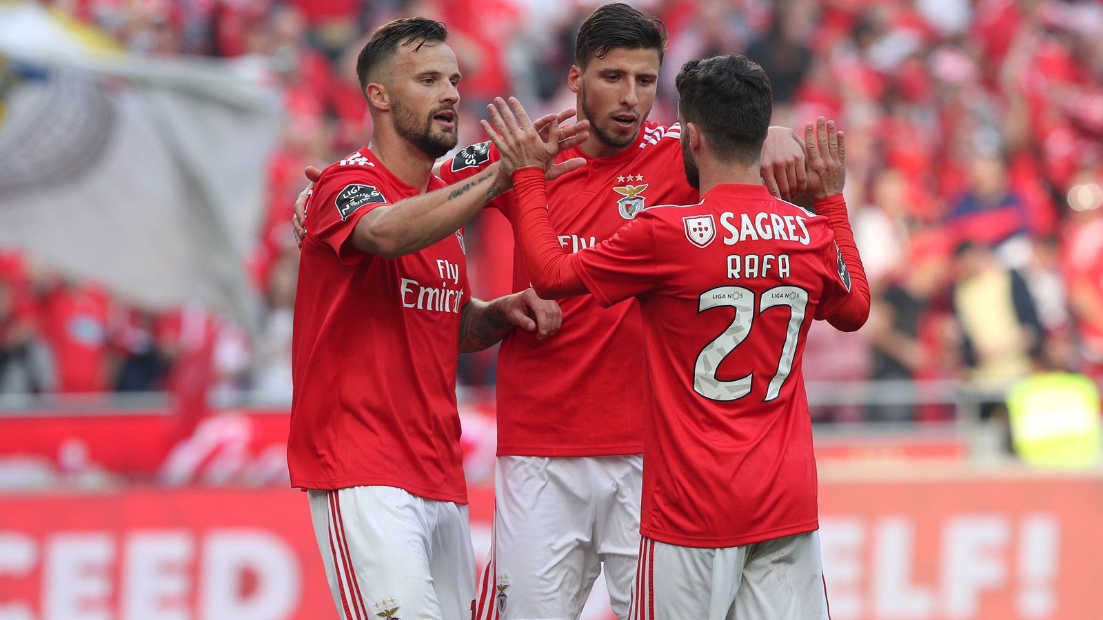 
                <strong>Liga NOS (Portugal): Benfica Lissabon</strong><br>
                Bis zum letzten Spieltag herrschte in Portugal ein Meister-Fernduell zwischen Benfica Lissabon und dem Titelverteidiger FC Porto. Am Ende setzte sich Herausforderer Benfica durch. Am 34. Spieltag gewann der Hauptstadt-Klub zuhause gegen Santa Clara mit 4:1. Der frühere Frankfurter Haris Seferovic (li.) erzielte zunächst die frühe Führung und nach 56 Minuten auch noch den Treffer zum zwischenzeitlichen 4:0 für den neuen portugiesischen Meister. Porto hat 85 Punkte und damit zwei Punkte weniger als Benfica. Der entthronte Meister gewann zwar am letzten Spieltag ebenfalls mit 2:1 gegen Sporting, war aber dennoch auf Schützenhilfe angewiesen - die kam nicht!
              