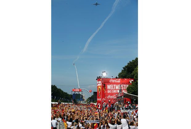 
                <strong>Fans bejubeln deutschen Flieger</strong><br>
                Sie sind da! Die deutsche Masse jubelt das Flugzeug mit der deutschen Nationalmannschaft zu.
              