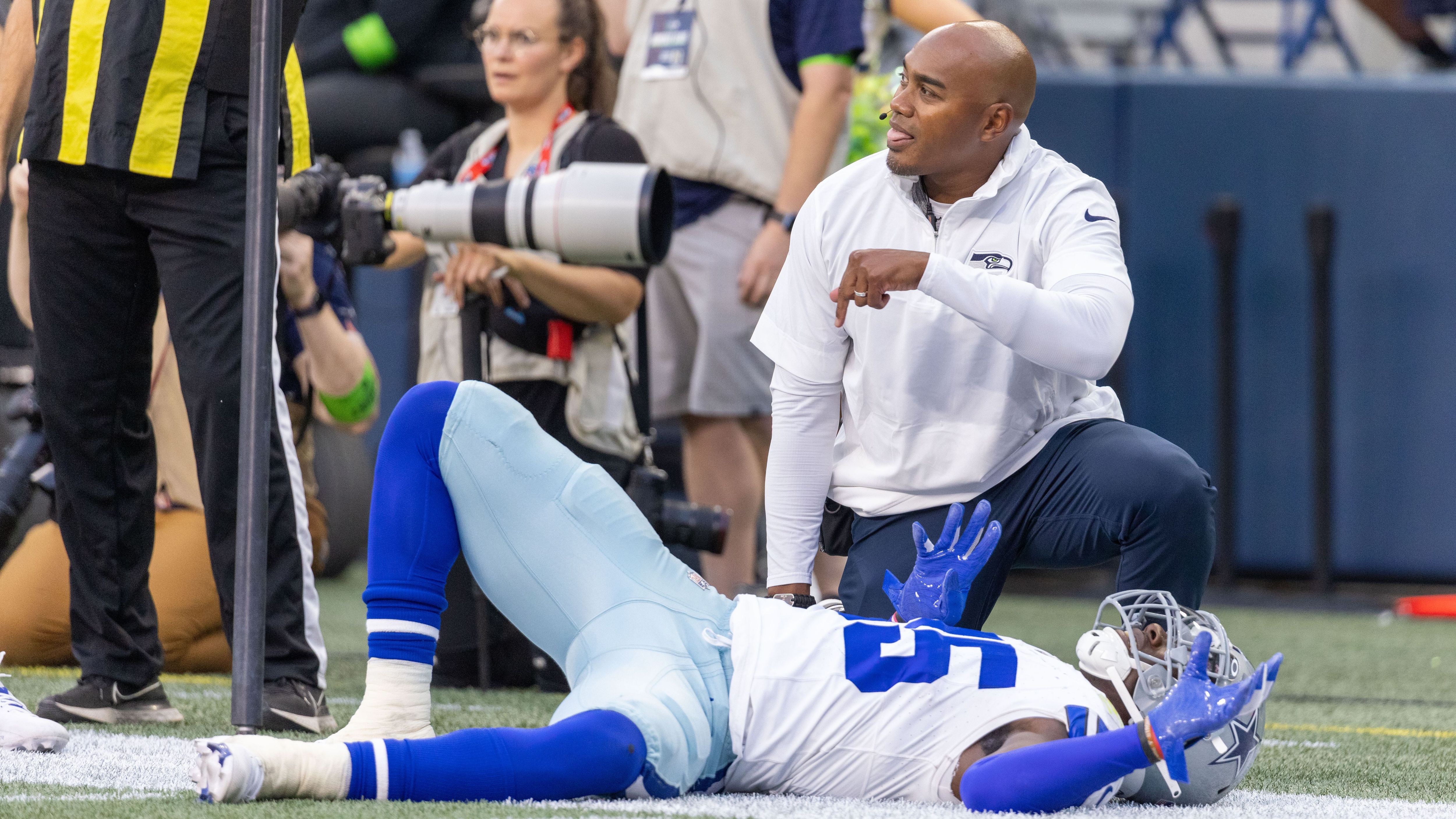 <strong>Dallas Cowboys: DeMarvion Overshown (LB)</strong><br>Durch die zehn Spieler, die die Cowboys letztes Jahr zum Pro Bowl entsendeten, ist das Feld potentieller Debütanten recht dünn. Overshown wurde 2023 durch eine Kreuzband-Verletzung ausgebremst, könnte dieses Jahr unter Linebacker-Bessermacher Mike Zimmer aufblühen. Bleibt er gesund, könnte Overshown sogar ein Anwärter auf "Comebacker of the Year" sein.