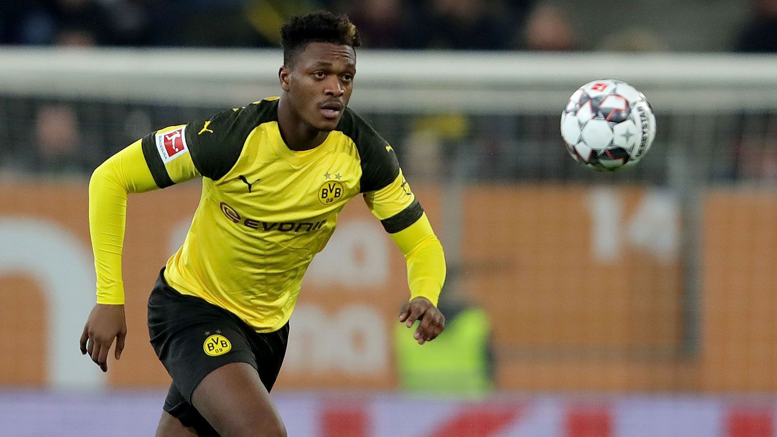 
                <strong>Platz 22: Dan-Axel Zagadou (Borussia Dortmund)</strong><br>
                Marktwert laut CIES: 19,5 Millionen EuroNationalität: FranzoseAblösesumme gekostet: keineVertragsende: 30. Juni 2022Geburtsdatum: 3. Juni 1999Position: InnenverteidigerA-Länderspiele: noch keine
              