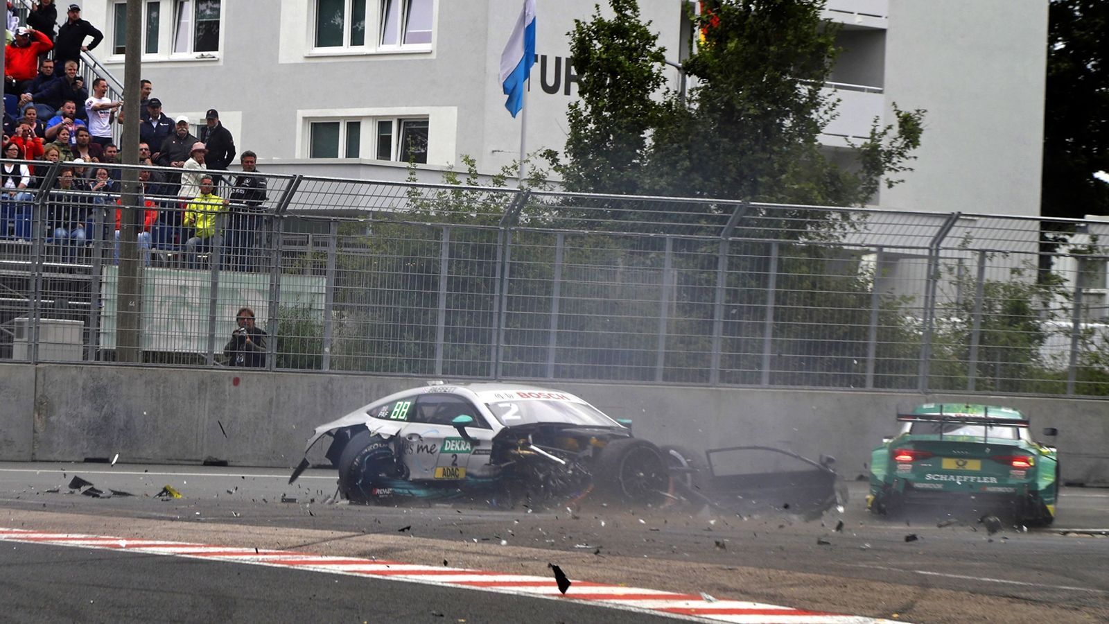 
                <strong>Paffett / Rockenfeller - Norisring 2017</strong><br>
                Norisring 2017: Gary Paffett (Mercedes) schlägt heftig in die Leitplanken ein und kollidiert schwer mit Mike Rockenfeller (Audi). Nach dem Unfall eilt Gary Paffett sofort zu Mike Rockenfeller ...
              