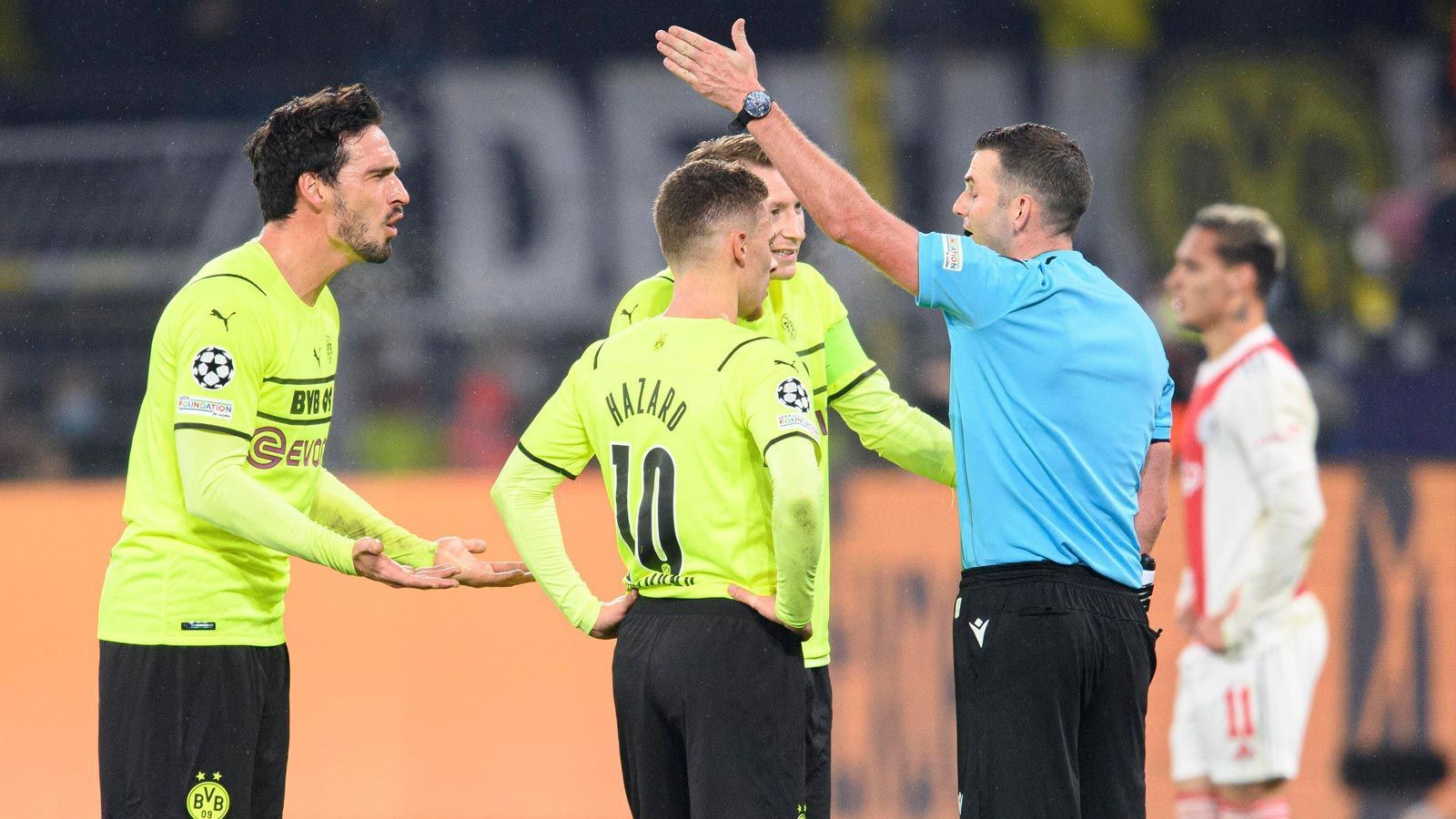 
                <strong>Flop: Michael Oliver </strong><br>
                Michael Oliver sorgte für eine der fragwürdigsten Roten Karten der jüngeren Champions-League-Geschichte. Beim Spiel zwischen Borussia Dortmund und Ajax Amsterdam schickte der englische Referee Mats Hummels vom Platz. Und dass, obwohl der Dortmunder Innenverteidiger bei seiner Grätsche Gegenspieler Antony nicht berührte. Der VAR griff nicht ein, sodass die fragwürdige Entscheidung Bestand hatte. 
              