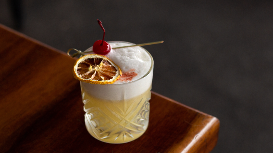 Ein wahrer Klassiker unter den Cocktails: Whiskey Sour! Wie du ihn selbst zubereiten und deine Gäste verzaubern kannst ...