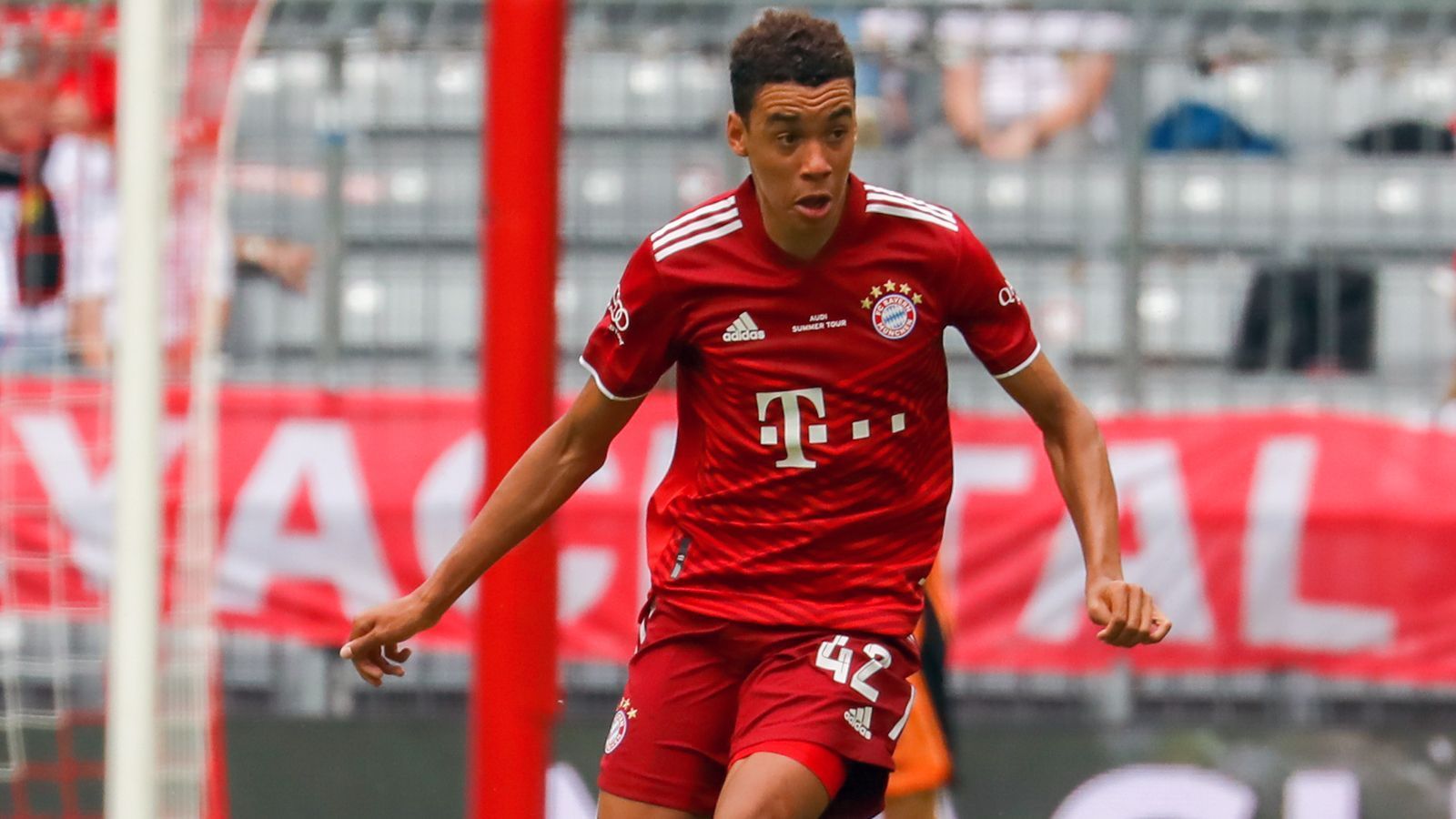 
                <strong>Jamal Musiala</strong><br>
                Nach der Halbzeit kommt der Youngster für Sane. Kaum zwei Minuten auf dem Feld, vergibt er nach Vorlage von Lewandowski die Führungschance. Wenig später bereitet Musiala das 1:0 des Polen überragend vor. Verzettelt sich zuweilen aber auch mal, lässt aber sein immenses Können mehrmals aufblitzen. ran-Note: 2
              