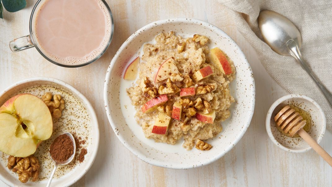 Ein ausgewogenes Apfel-Nuss-Porridge ist der perfekte Start in den Tag.