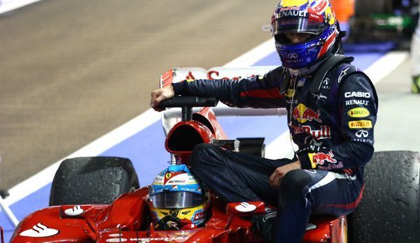 
                <strong>Chauffeur Alonso</strong><br>
                Für seinen Red-Bull-Teamkollegen Mark Webber endet das Rennen dagegen wenige hundert Meter vor dem Ziel. Freundlicherweise nimmt Ferrari-Fahrer Fernando Alonso seinen Kumpel auf dem Seitenkasten mit
              