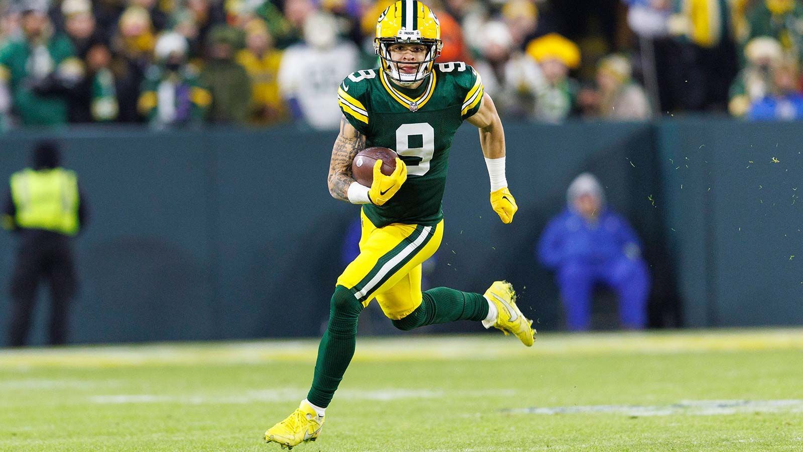 
                <strong>Green Bay Packers – Erfahrene Receiver</strong><br>
                Bei den Green Bay Packers fehlt es zu Beginn der Jordan-Love-Ära vor allem an einem: erfahrene Passempfänger. Kein einziger Wide Receiver ist länger als ein Jahr in der Liga und auch der designierte Starting-Tight-End Luke Musgrave wurde erst in diesem Jahr gedraftet. Will man es positiv sehen, bekommt Jordan Love die Chance, gemeinsam mit seinen Receivern zu wachsen. Eine etwas negativere und wohl auch realistischere Betrachtungsweise ist, dass die Wurfoffensive kommende Saison erstmal mit Wachstumsschmerzen kämpfen müssen wird.
              