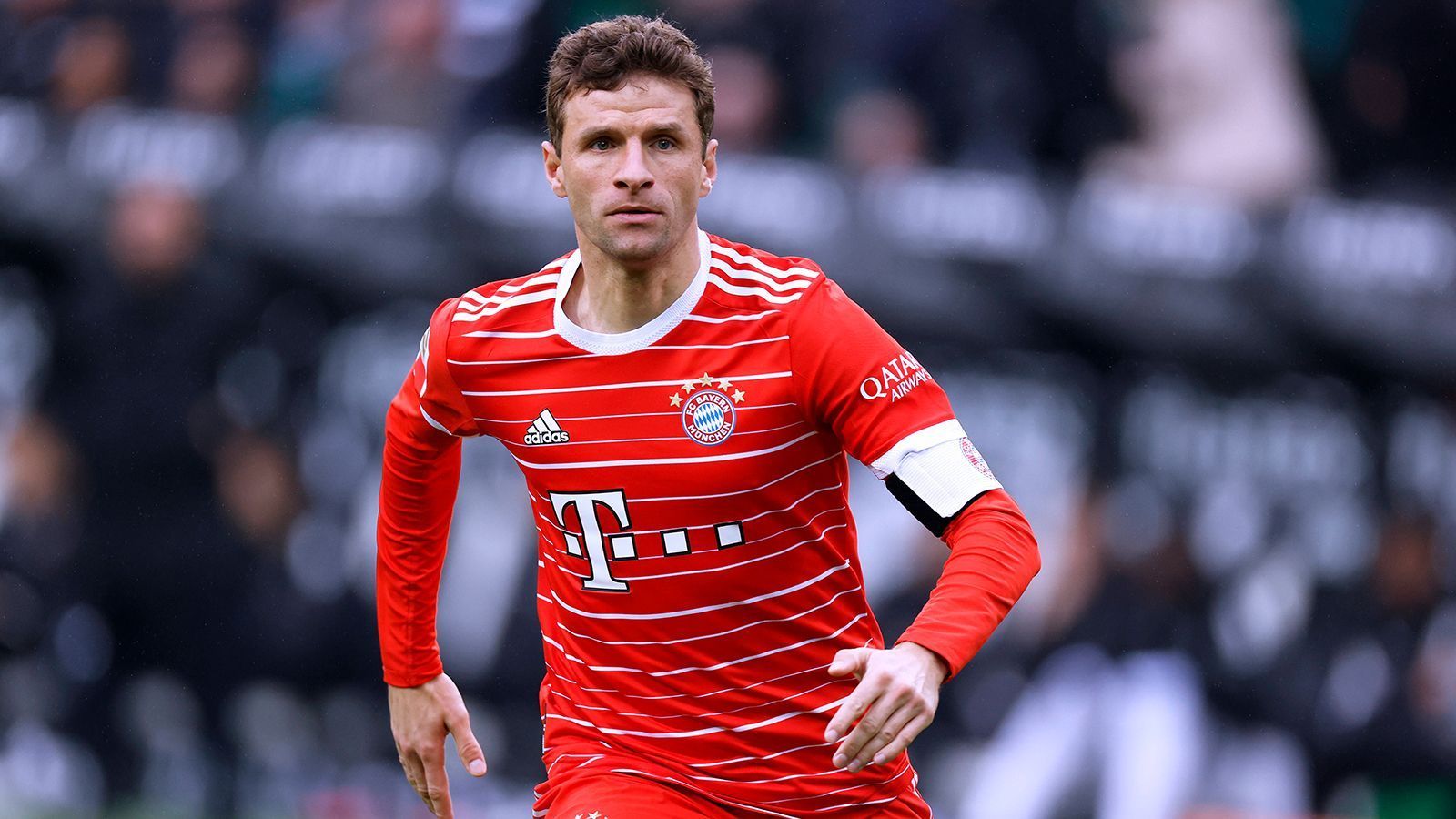 
                <strong>Thomas Müller (Adidas)</strong><br>
                Thomas Müller gilt als einer der Sympathieträger im Fußball und ist das Gesicht des FC Bayern. Kein Wunder, dass "Adidas" sich die Werbe-Dienste des 33-Jährigen gesichert hat. Der Hersteller beschreibt den Deutschen auf seiner Website folgendermaßen: "Thomas Müller ist einer der kreativsten Fußballer seiner Generation, auf wie neben dem Platz." Müller ist ein sehr beliebtes Werbegesicht und macht Werbung für zahlreiche Unternehmen.
              