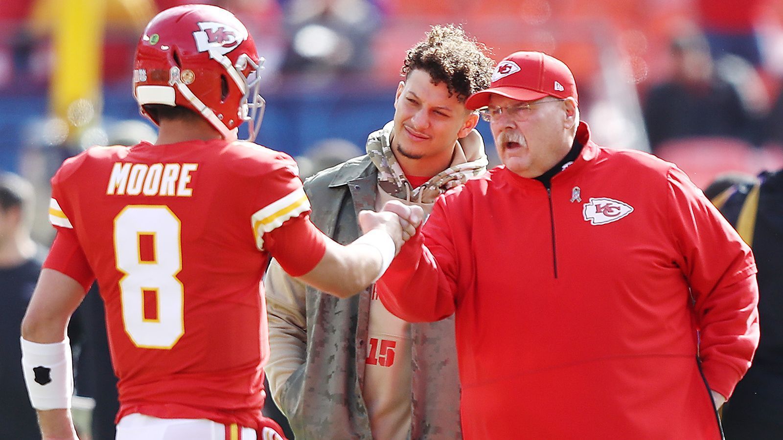 
                <strong>Gewinner: Andy Reid</strong><br>
                Kein Mahomes? Kein Problem! Ohne Quarterback Patrick Mahomes lieferte die Offensive der Kansas City Chiefs trotzdem ab. Backup Matt Moore zeigte gegen das Starensemble der Vikings-Defense eine starke Leistung. Zu verdanken hat er das dem Offensiv-Konzept von Head Coach Andy Reid, der durch seine kreativen Spielzüge, wie zum Beispiel dem Lauf von Wide Receiver Tyreek Hill, die Defensive auf Trab hielt. 
              