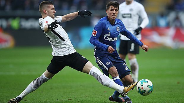 
                <strong>Alessandro Schöpf (FC Schalke 04, 23 Jahre)</strong><br>
                Alessandro Schöpf wurde nach starken Leistungen in der Regionalliga bereits als künftiger Mann für die Profis gehandelt. Doch dann schlug der 1. FC Nürnberg zu und lockte 2014 mit Spielpraxis in der 2. Liga. Anderthalb Jahre später hatte sich Schöpf als gestandener Leistungsträger für höhere Aufgaben empfohlen und wechselte zu Schalke 04. Mittlerweile ist der 23-Jährige österreichischer Nationalspieler.
              