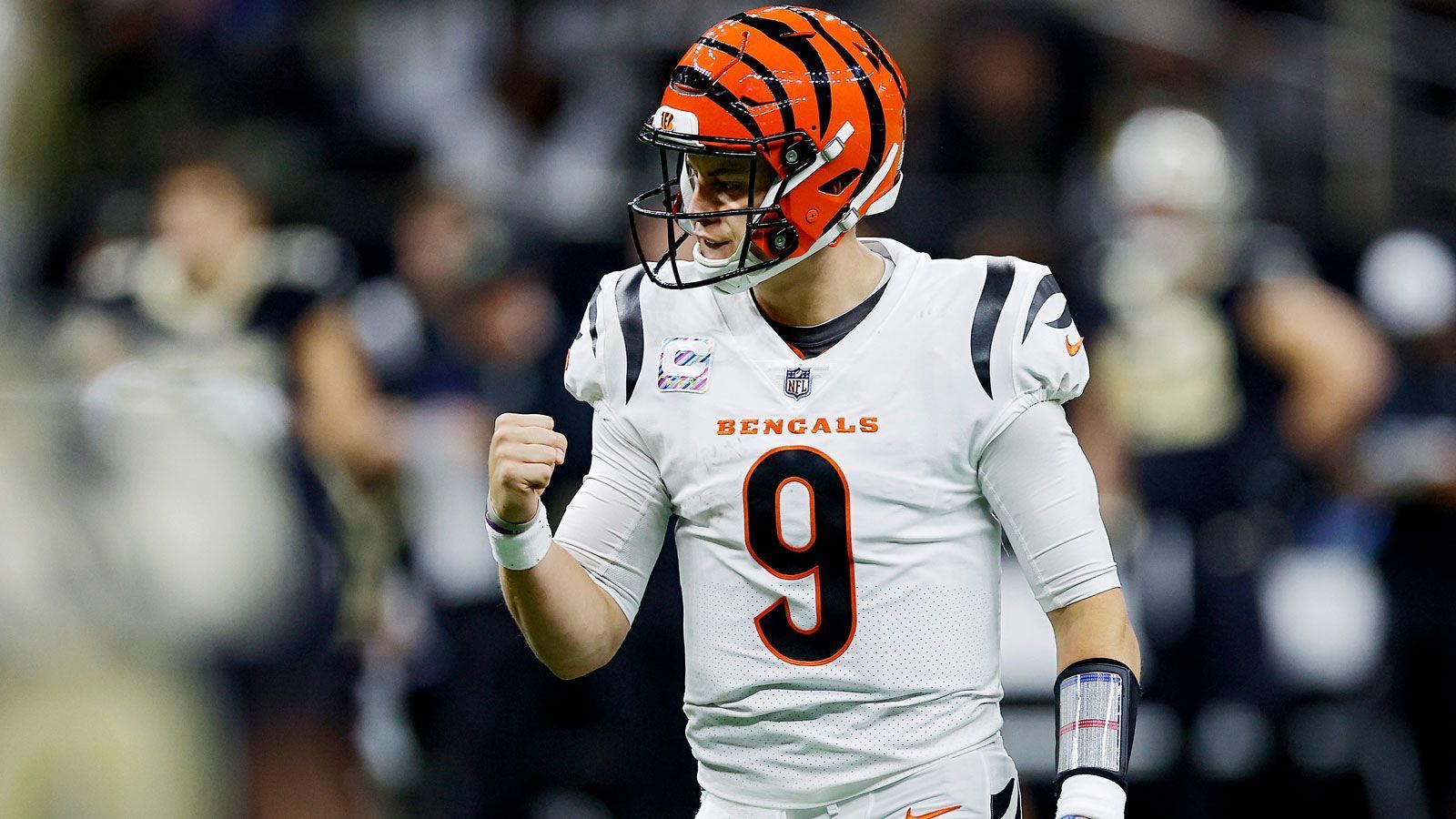 
                <strong>Die nackten Zahlen: Überflieger Burrow</strong><br>
                Denn allen voran Burrow hat nach einem überschaubaren Saisonstart in die Spur gefunden und spielt derzeit den vielleicht besten Football seiner Karriere. In den Kategorien Passing Yards (3.685), Passing Touchdowns (27) und angekommene Pässe über 40 oder mehr Yards (zehn) liegt er jeweils in der Top 3, die Completion Percentage von 68,1 Prozent ist ebenfalls einer der besten Werte im ligaweiten Vergleich. Hinzu kommen neun Interceptions - davon allein vier in Woche eins gegen Pittsburgh - und fünf Rushing Touchdowns.
              