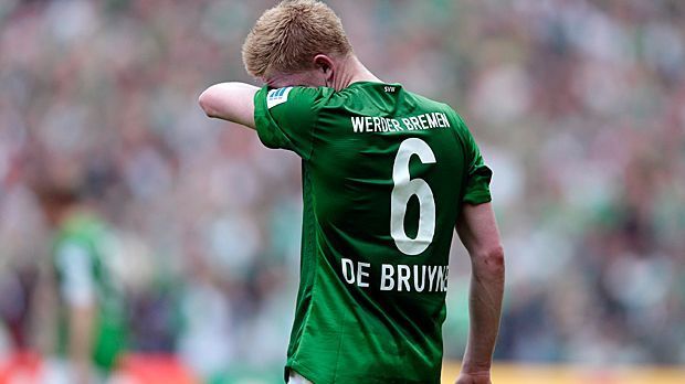 
                <strong>Kevin de Bruyne (Werder Bremen)</strong><br>
                Kevin de Bruyne (Werder Bremen) - Die Qualitäten des Belgiers sind spätestens 2015 hinlänglich bekannt. 2012/2013 leiht ihn Werder für eine Gebühr von 450.000 Euro von Chelsea. Er dankt es mit zehn Toren und neun Vorlagen. De Bruyne spielt sich derart in den Fokus, dass Wolfsburg ihn 2014 für 25 Millionen Euro fest verpflichtet.
              