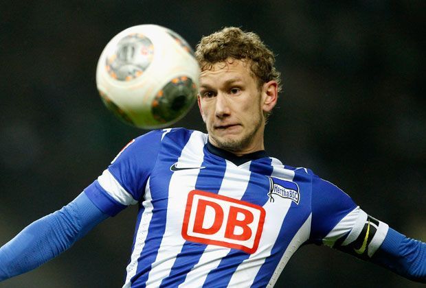 
                <strong>Hertha BSC - Fabian Lustenberger</strong><br>
                Vor der Saison 2013/14 wurde Fabian Lustenberger von Trainer Jos Luhukay zum Kapitän von Hertha BSC bestimmt. Der Schweizer Nationalspieler ist eigentlich defensiver Mittelfeldspieler, wurde in der vergangenen Saison aber zum Defensivmann umfunktioniert.
              