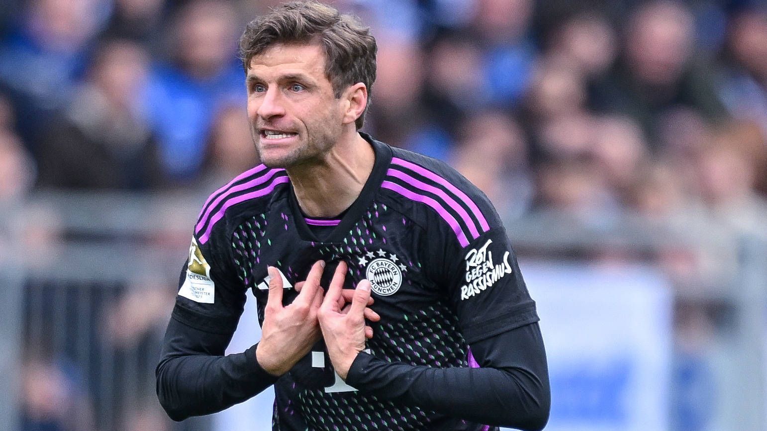 <strong>Thomas Müller</strong><br>In der ersten Halbzeit läuft das Spiel völlig an Müller vorbei, der weder einen Torschuss noch eine Torschussvorlage zustande bringt. Aber er ist sehr engagiert, macht viele gute Laufwege und sorgt somit in der gegnerischen Verteidigung für Unruhe. Zudem leitet er das 3:1 per Einwurf ein. Nach 70 Minuten wird er ausgewechselt. <strong><em>ran</em>-Note: 3</strong>