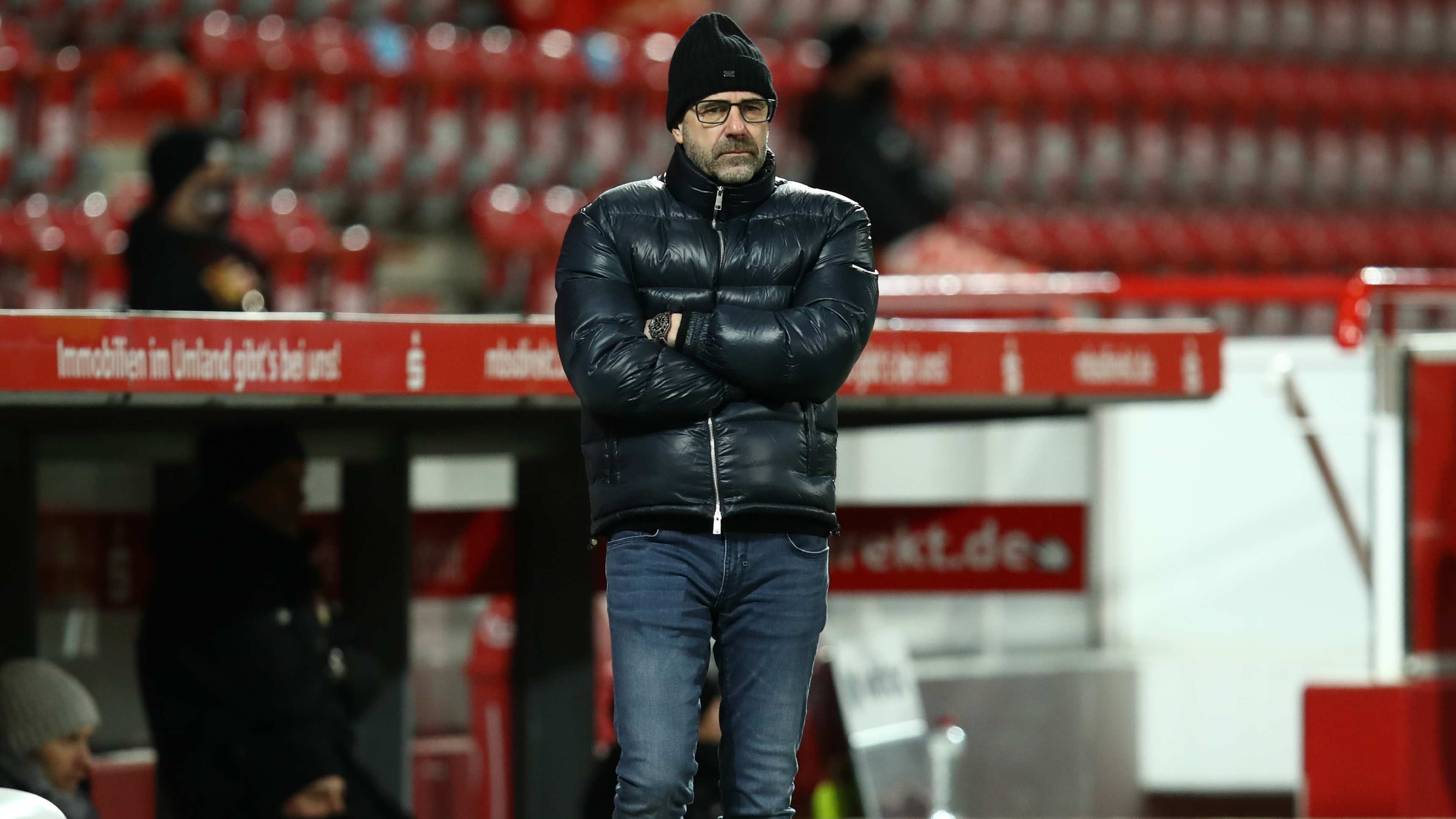 
                <strong>Leverkusens Horror-Januar geht weiter</strong><br>
                Bei Bayer Leverkusen ist im Fußballjahr 2021 weiter der Wurm drin. Bei Union Berlin verlor die Mannschaft von Peter Bosz mit 0:1 und schlittert damit einer waschechten Krise entgegen. Seit der Last-Minute-Niederlage gegen die Bayern im Dezember warten die Leverkusener auf einen Sieg. Auf den  Rekordmeister verlor die Werkself innerhalb dieser Zeit acht Punkte, die Werkself spielt im Meisterschaftsrennen im Moment nur eine kleine Nebenrolle. 
              