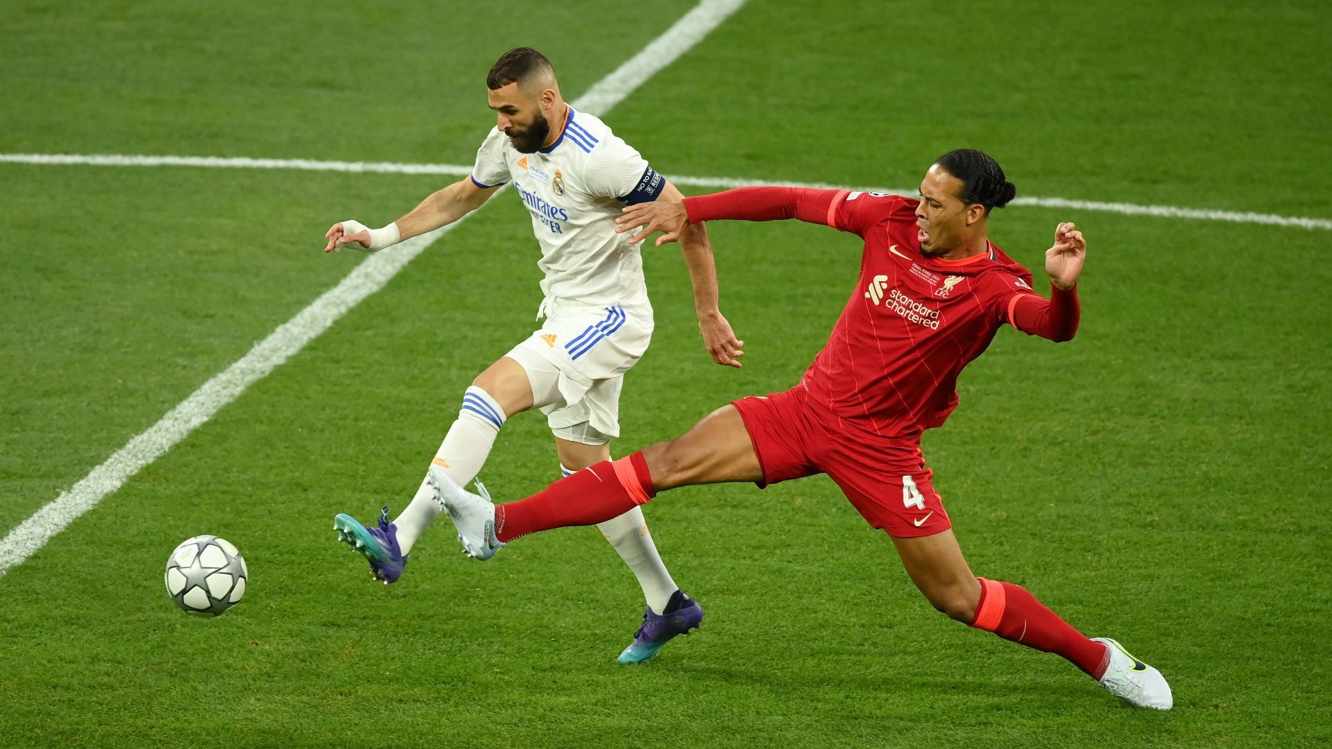 
                <strong>Virgil van Dijk</strong><br>
                Hält seinen Laden als Chef der Reds-Abwehr dicht, die vor der Pause nur einen gefährlichen Angriff der Madrilenen – bei Benzemas Abseitstor - zulässt. Beim Führungstor von Real durch Vinicius Junior lässt er aber Dani Carvajal zu viel Platz beim Flanken. ran-Note: 4
              