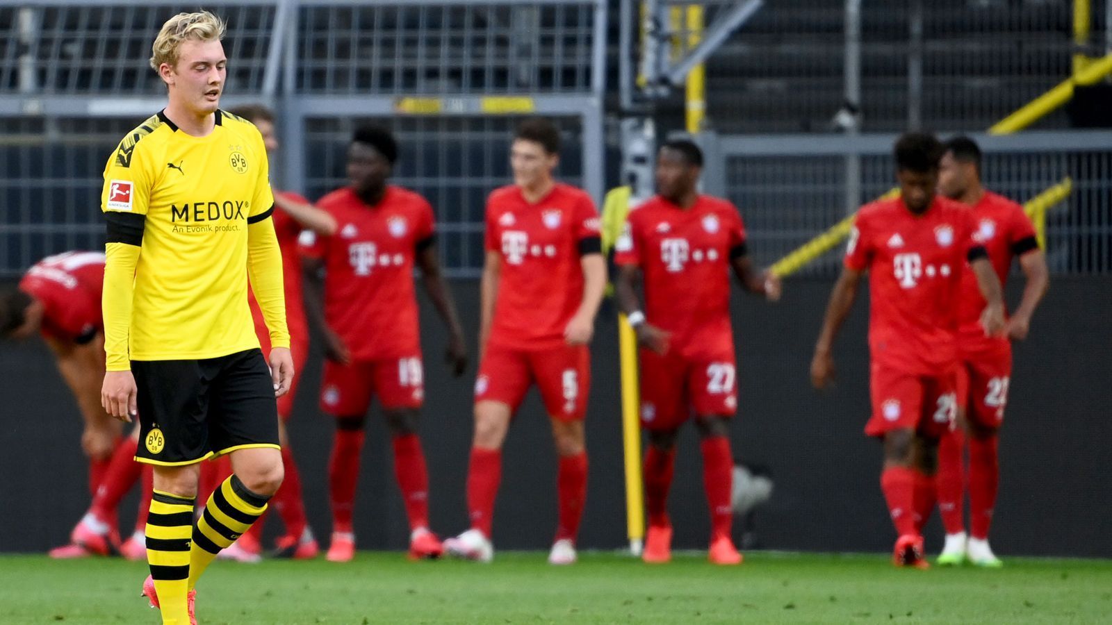 
                <strong>Die Konkurrenz des FC Bayern</strong><br>
                Dortmund bleibt auch das Thema, wenn man sich über die schwache Bayern-Konkurrenz in der Bundesliga unterhält. Denn sowohl der BVB als auch Leipzig und Borussia Mönchengladbach hatten im Laufe der Saison 2019/20 jeweils die Chance, den vor allem im Herbst schwächelnden Bayern zu enteilen - geschafft hat es mal wieder keines der anderen Teams. Nach und nach brachen die drei Hauptkonkurrenten der Münchner im Verlaufe der Spielzeit ein und so hatten die Münchner um Kovac-Nachfolger Hansi Flick mal wieder recht leichtes Spiel, den mittlerweile achten Meistertitel in Folge einzufahren. Schon am 32. Spieltag kürten sich die Bayern zum alten und neuen Bundesliga-Champion - weil allen, potenziellen Konkurrenten die Konstanz fehlte.
              