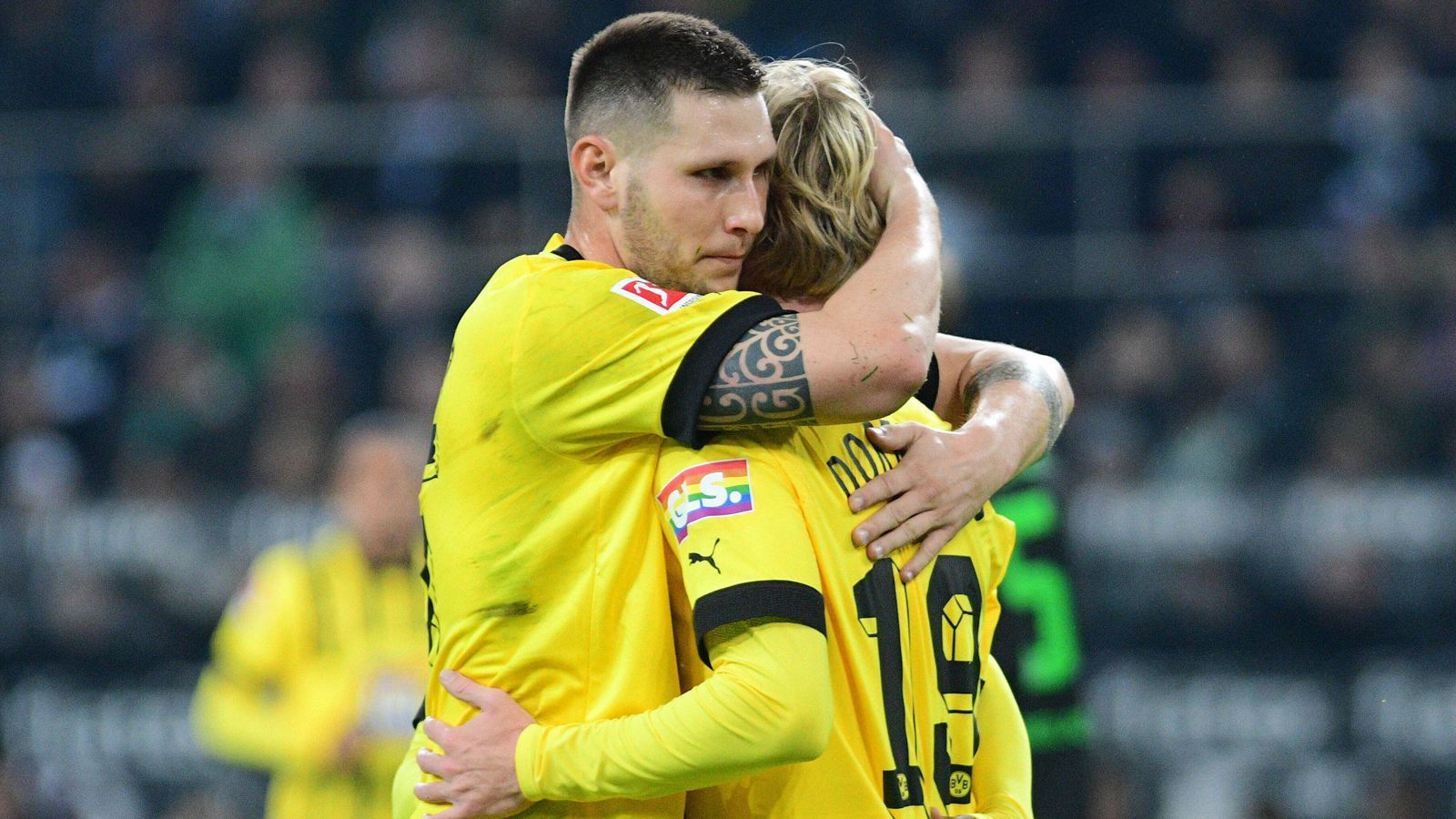 
                <strong>Niklas Süle (Borussia Dortmund)</strong><br>
                Beginnt erneut auf der rechten defensiven Außenbahn. Man merkt deutlich, dass es nicht seine angestammte Position ist. Häufig defensiv gebunden und tief stehend, in der Folge kann er offensiv wenig Impulse setzen. Wie seine Mannschaftskollegen gegen den Ball aber häufig nur am Zusehen und Hinterherlaufen. Mit der Kopfballchance nach Ecke vor dem 2:3, die Gladbachs Keeper Olschowsky noch parieren kann (40.). Rückt nach der Auswechslung von Schlotterbeck ins Abwehrzentrum (60.). ran-Note: 
              