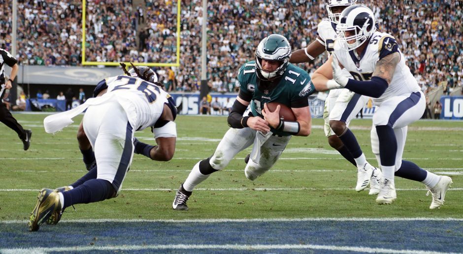 
                <strong>15. Spieltag: Philadelphia Eagles at Los Angeles Rams</strong><br>
                Das Duell Eagles gegen Rams ist ein Duell zweier Super-Bowl-Contender. Für Philadelphias Quarterback Carson Wentz ist es aber auch die Bewältigung eines Traumas. Denn im vergangenen Jahr riss er sich in dem Spiel gegen die Rams das Kreuzband und verpasste deswegen die entscheidenden Spiele auf dem Weg zum Super Bowl.
              