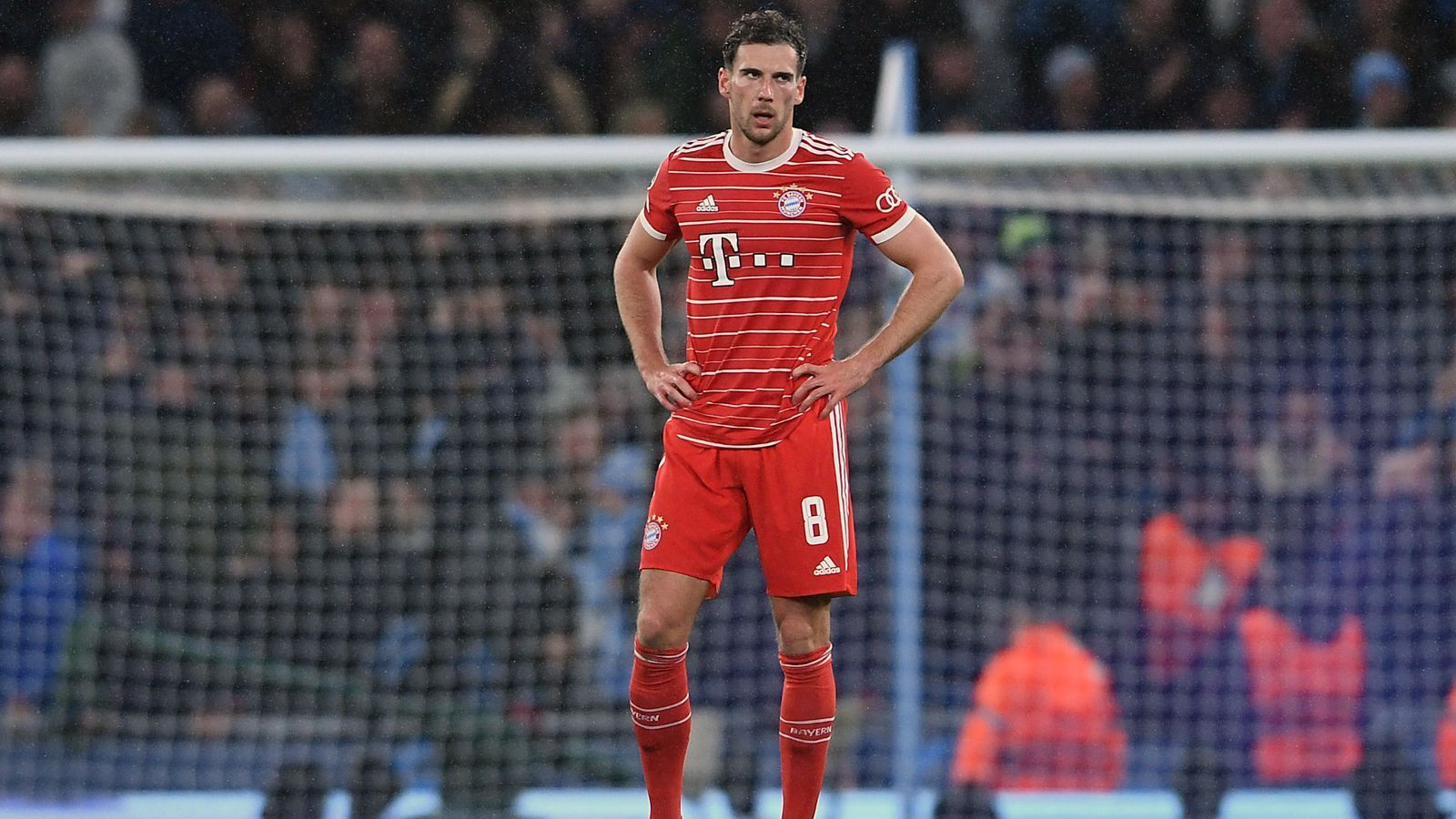 
                <strong>Leon Goretzka (FC Bayern München)</strong><br>
                Zeigt stets den Willen, das Kommando im Mittelfeld zu übernehmen, wirkt in der ersten Halbzeit aber manchmal ein wenig überfordert. Verbessert sich in der zweiten Halbzeit deutlich. ran-Note: 3
              